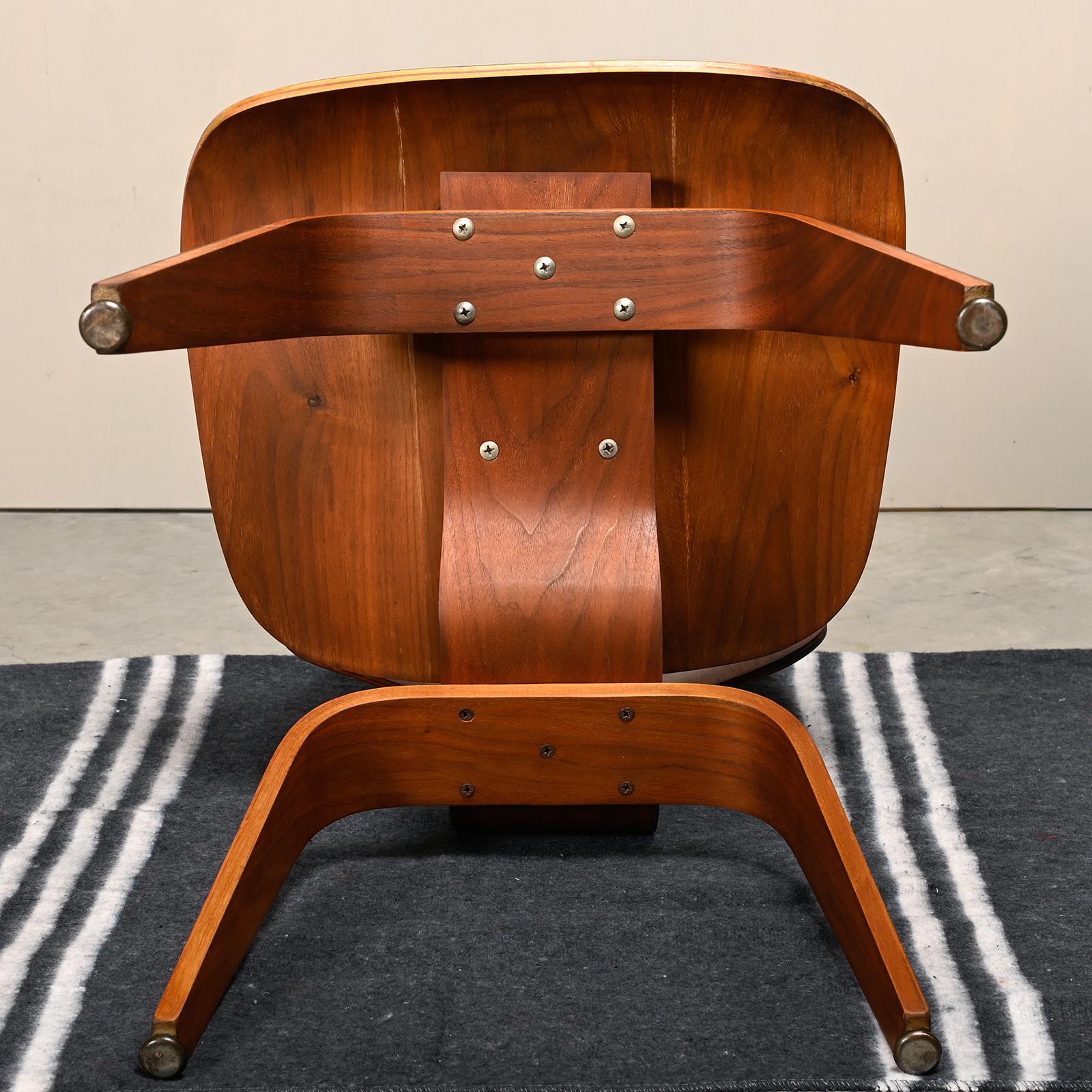 Charles and Ray Eames Early restored DCW Walnut Plywood Chairs, Herman Miller en vente 5