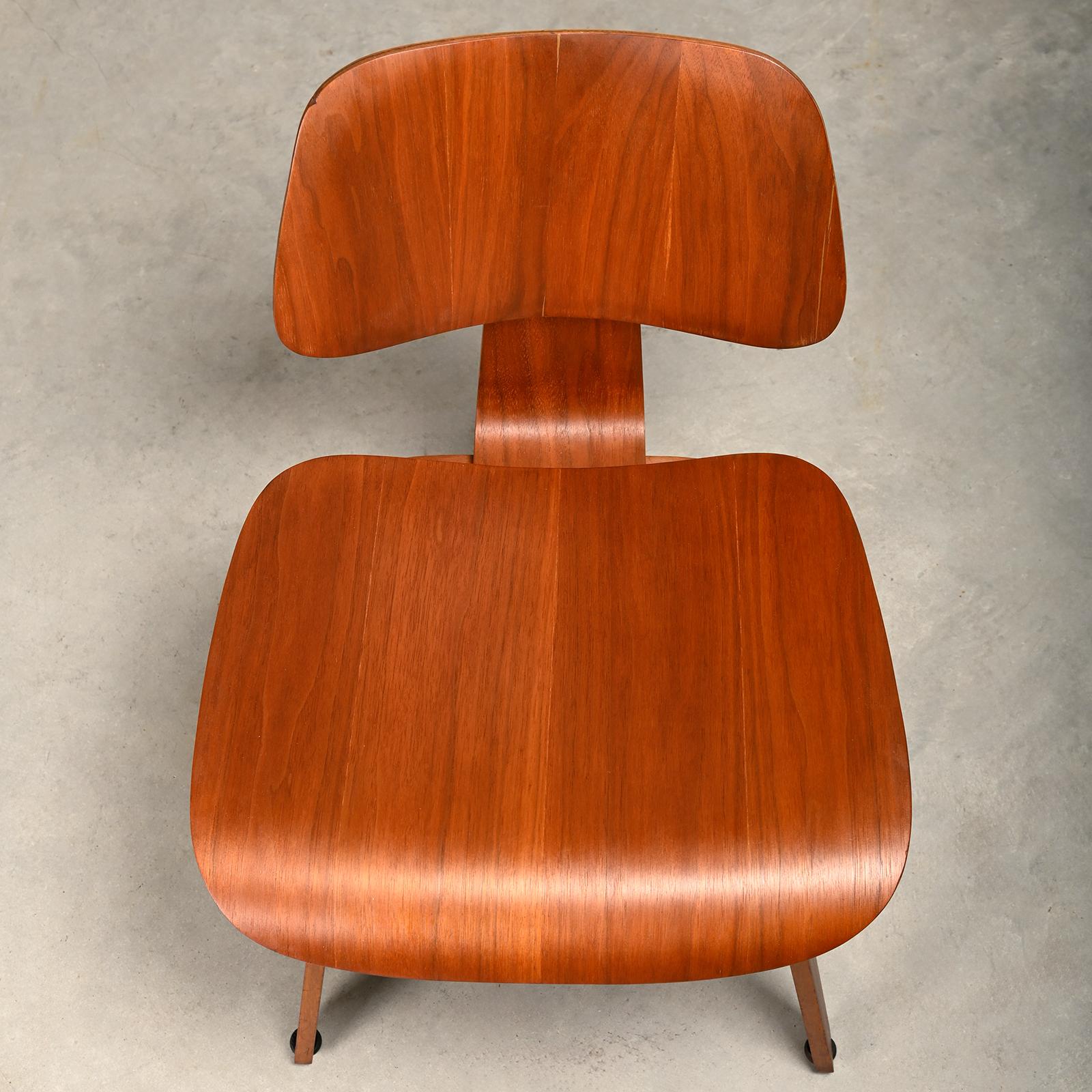 Charles and Ray Eames Early restored DCW Walnut Plywood Chairs, Herman Miller en vente 6