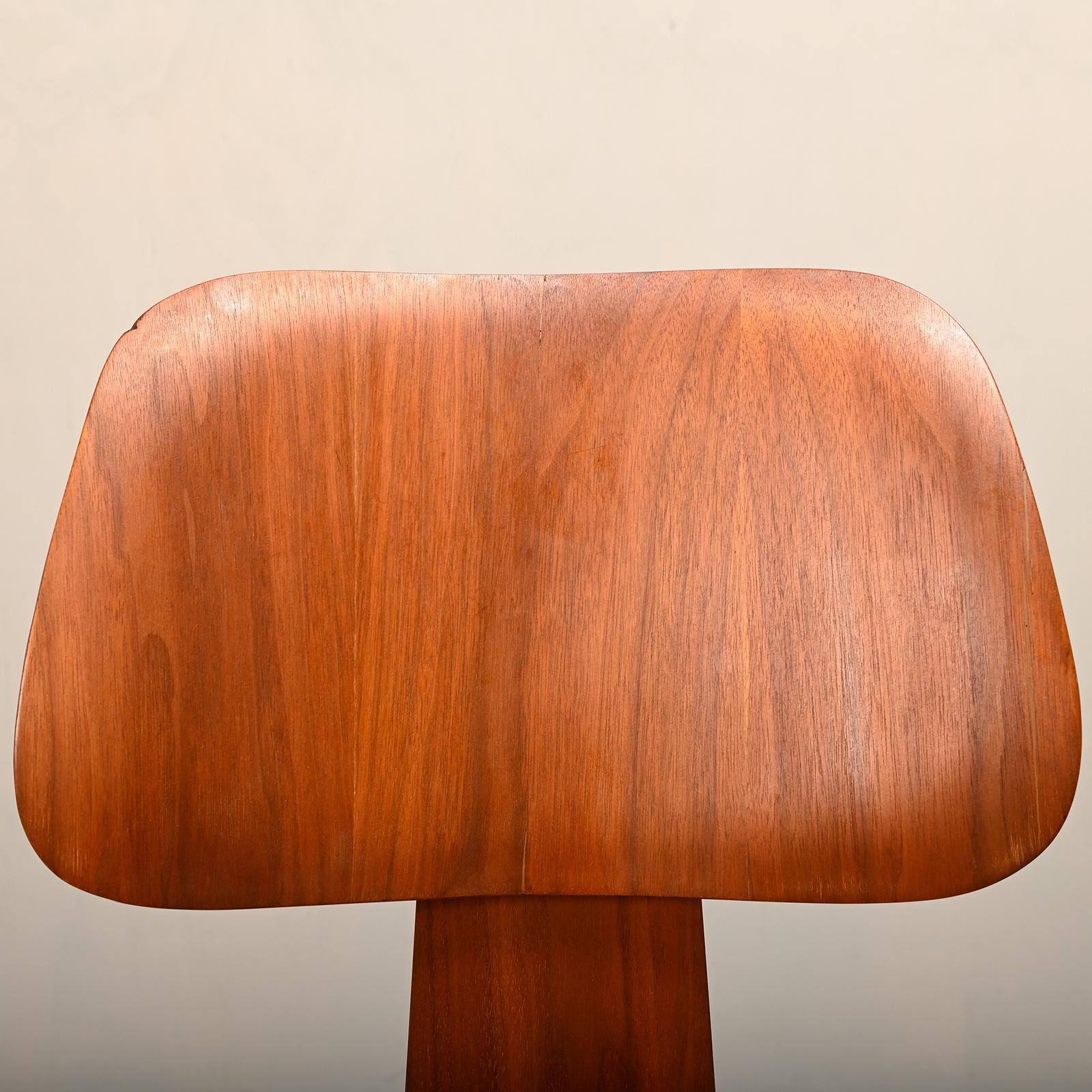 Charles and Ray Eames Early restored DCW Walnut Plywood Chairs, Herman Miller en vente 7