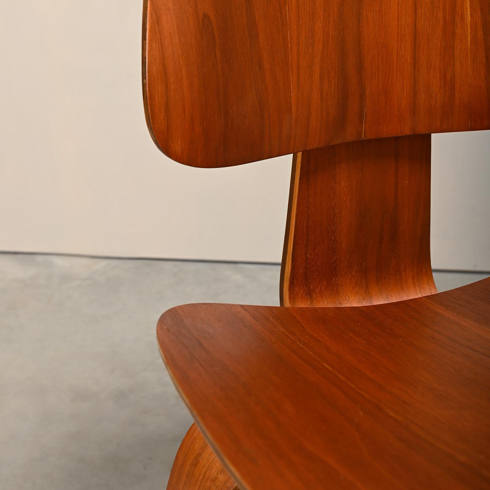 Charles and Ray Eames Early restored DCW Walnut Plywood Chairs, Herman Miller en vente 8