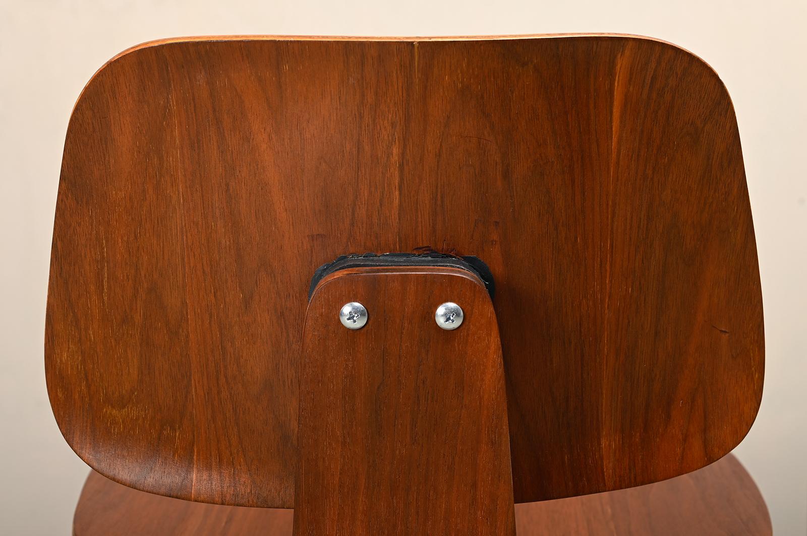 Charles and Ray Eames Early restored DCW Walnut Plywood Chairs, Herman Miller en vente 9