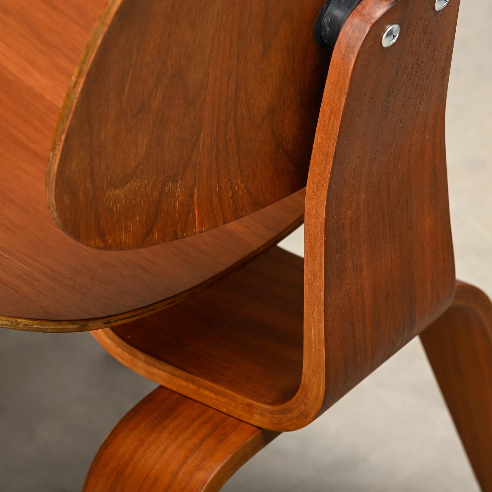 Charles and Ray Eames Early restored DCW Walnut Plywood Chairs, Herman Miller en vente 10