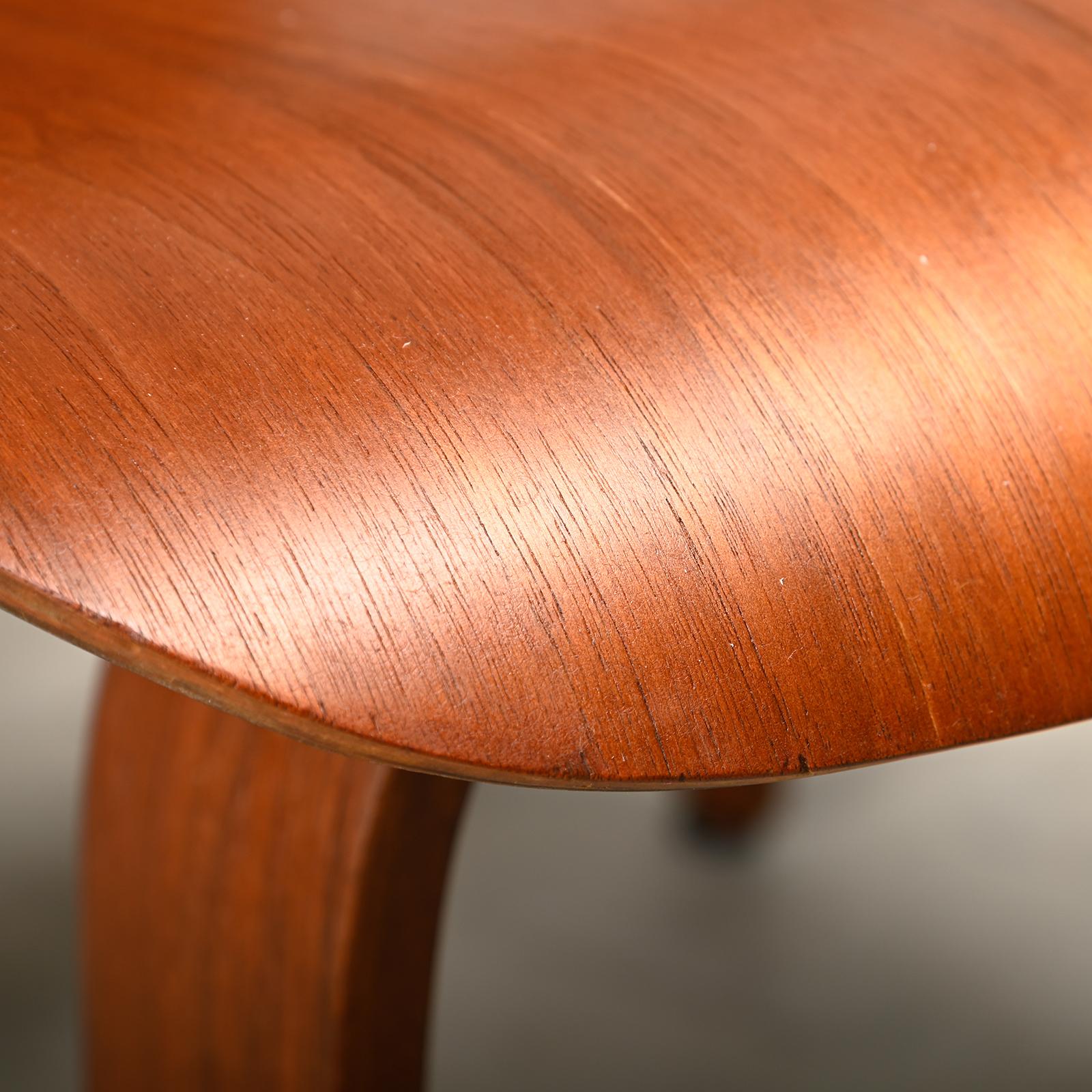 Charles and Ray Eames Early restored DCW Walnut Plywood Chairs, Herman Miller en vente 11
