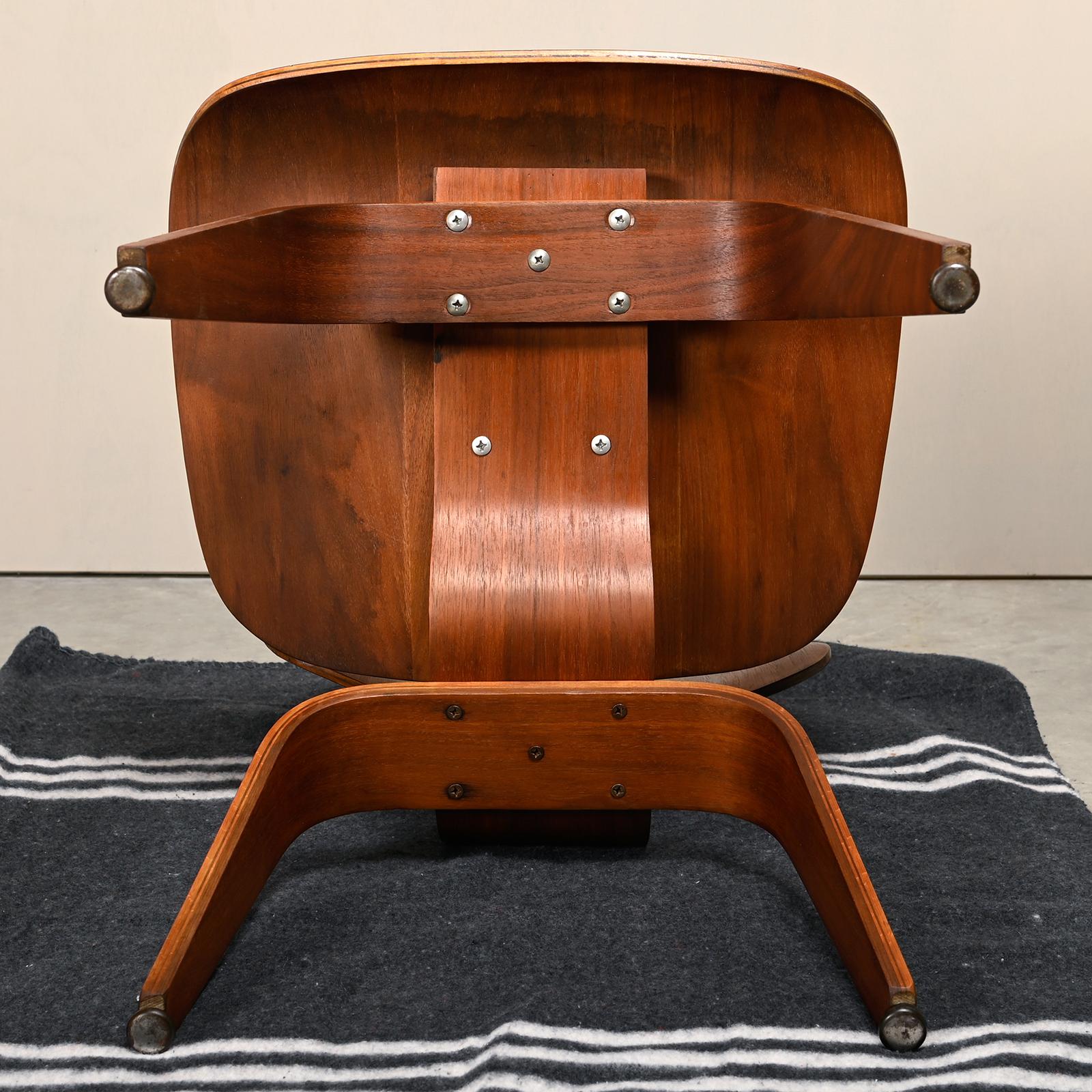 Charles and Ray Eames Early restored DCW Walnut Plywood Chairs, Herman Miller en vente 12