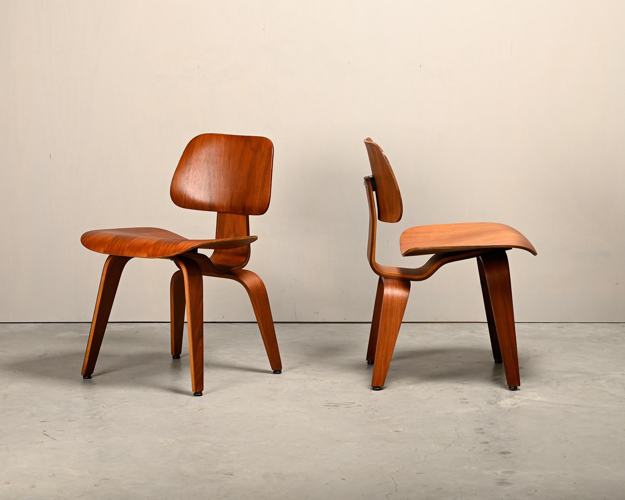 Américain Charles and Ray Eames Early restored DCW Walnut Plywood Chairs, Herman Miller en vente
