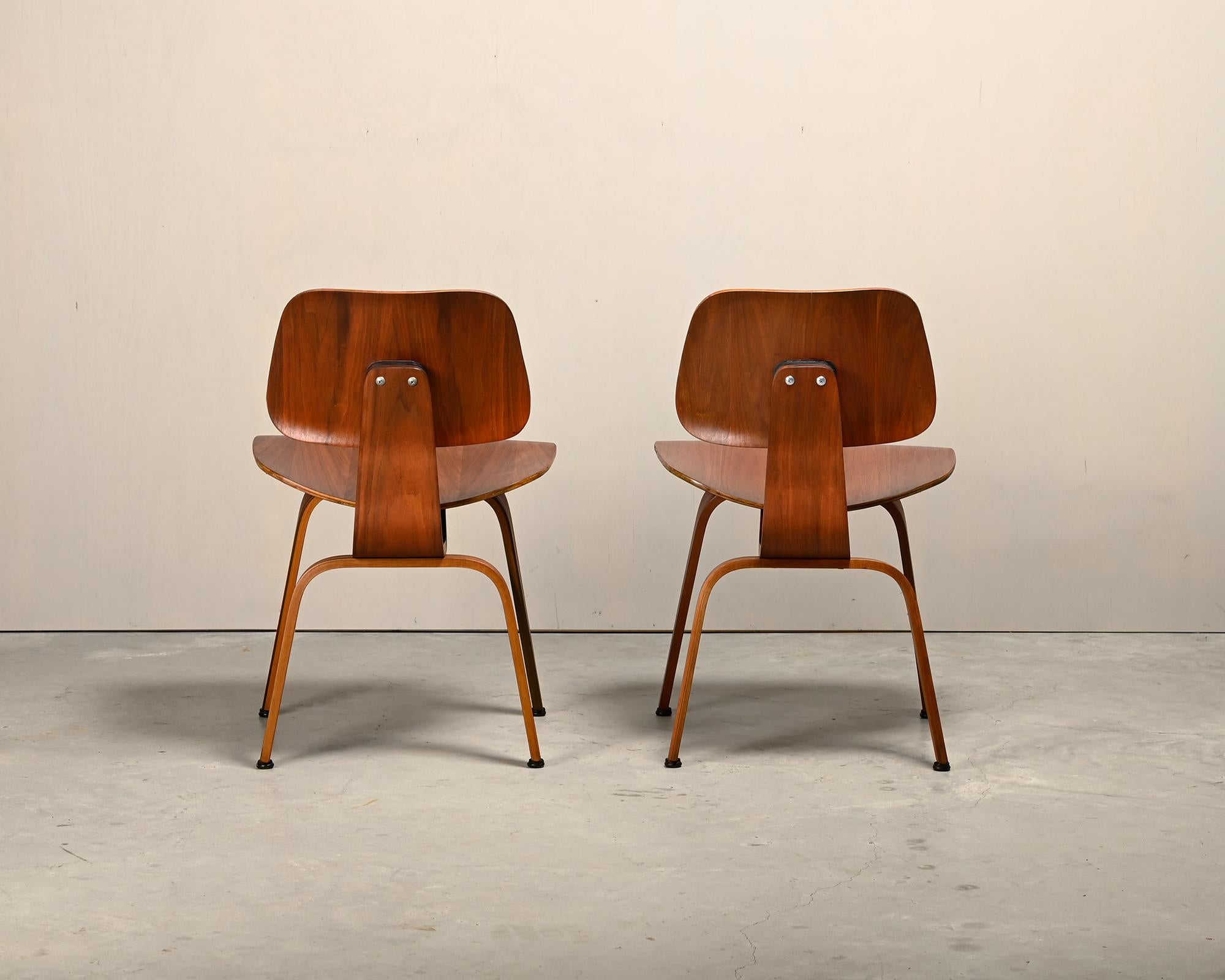 Moulé Charles and Ray Eames Early restored DCW Walnut Plywood Chairs, Herman Miller en vente