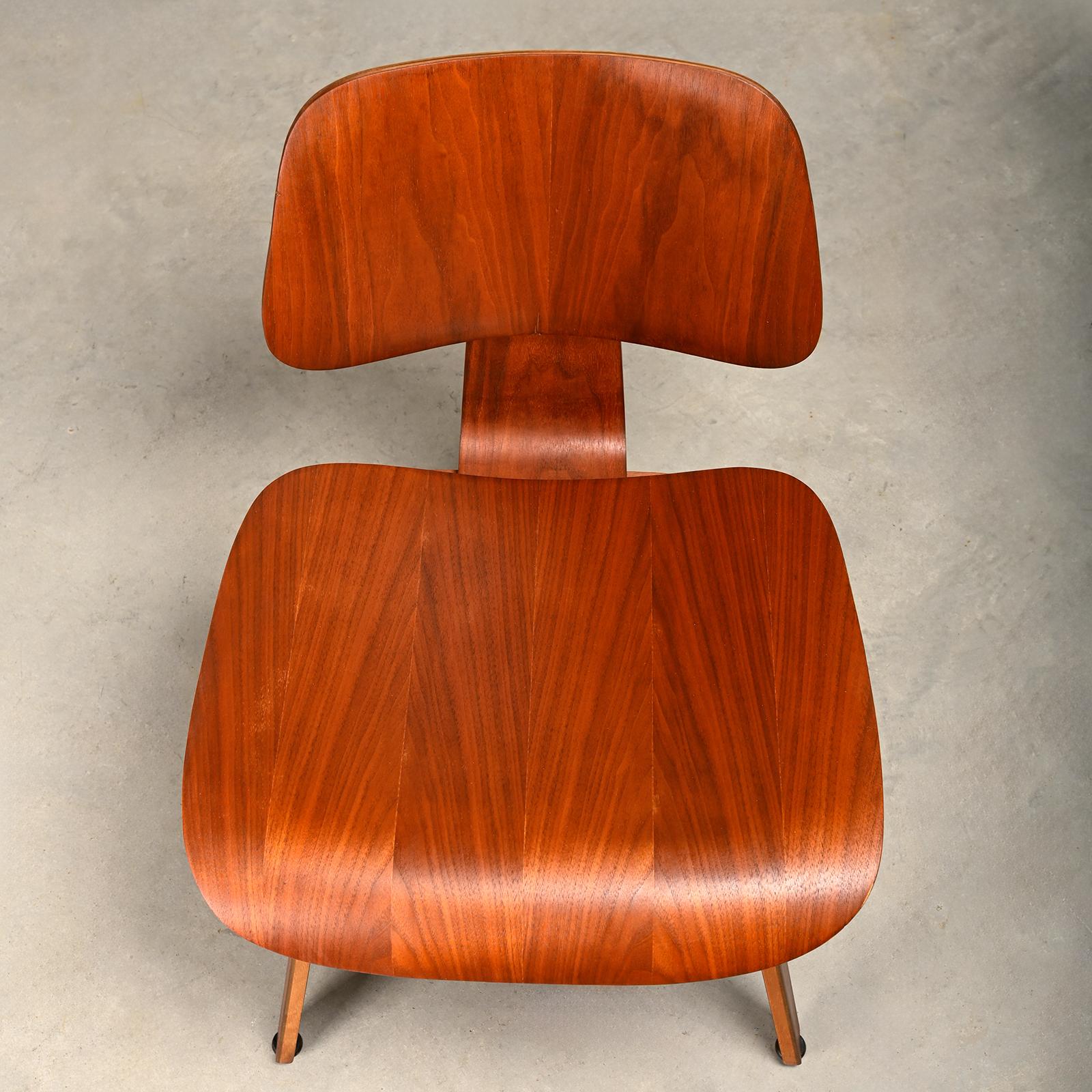 Milieu du XXe siècle Charles and Ray Eames Early restored DCW Walnut Plywood Chairs, Herman Miller en vente