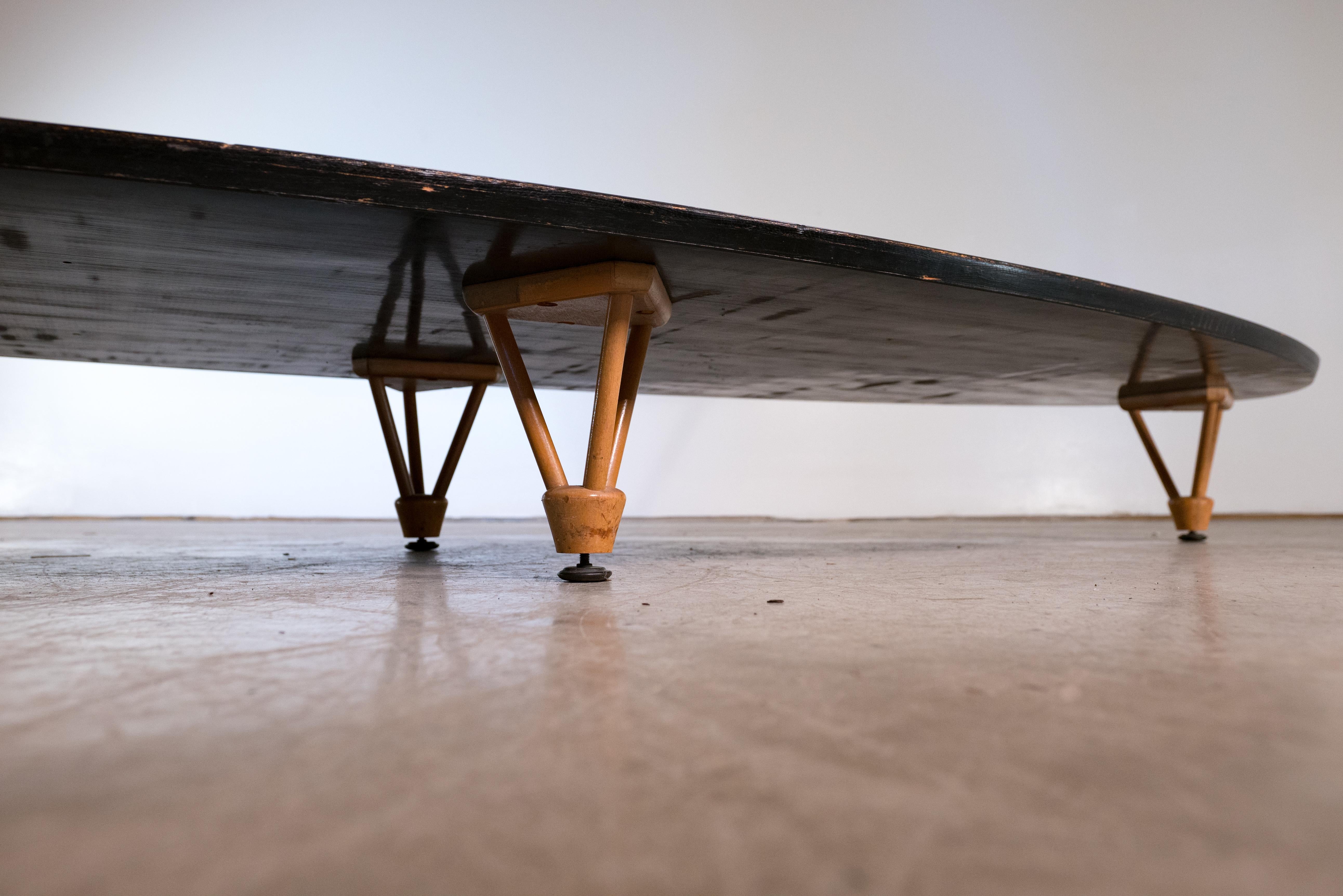 Designer: Charles und Ray Eames
Herstellung: Herman Miller
Zeitraum/Stil: Moderne Mitte des Jahrhunderts 
 Land: USA 
Datum: 1950er Jahre

Unbekannte Herkunft der Beine.