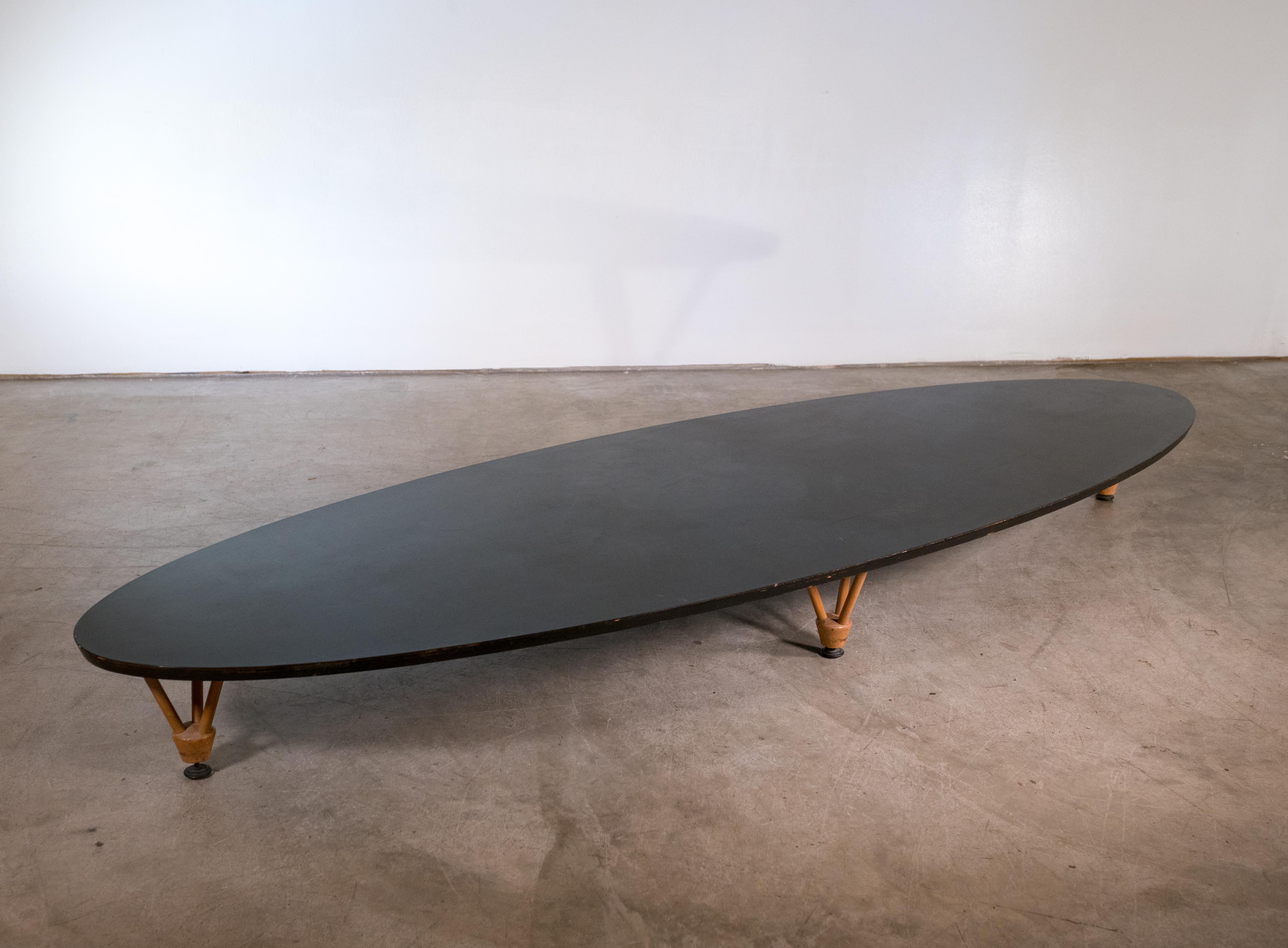 Charles und Ray Eames Elliptischer Couchtisch für Herman Miller Surfboard im Zustand „Hervorragend“ in St. Louis, MO