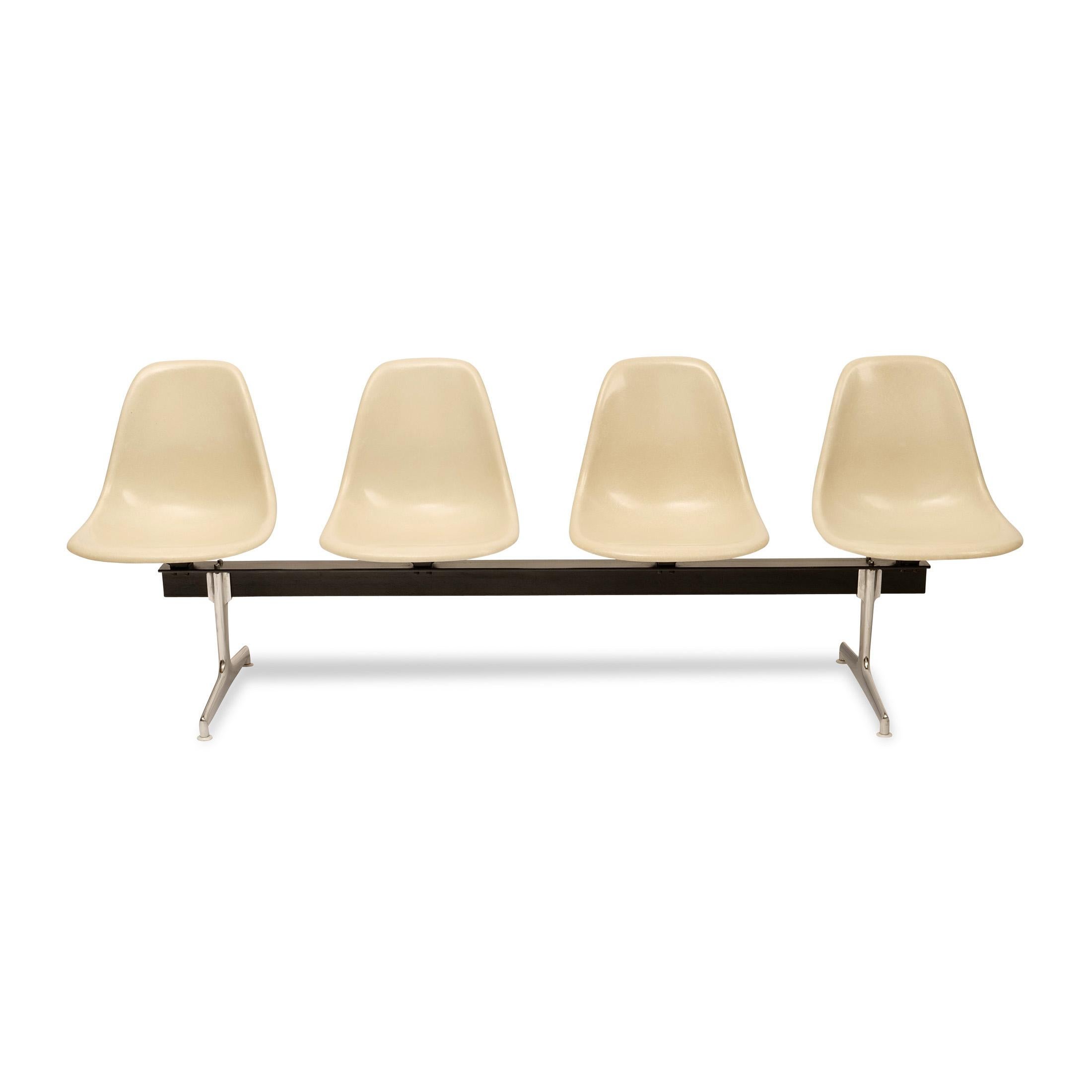 Bench, 4 fiberglass seat shells, color Parchment, design Charles & Ray Eames, metal frame with chrome-plated sled feet.

height 80 cm, width 222 cm, depth 55 cm