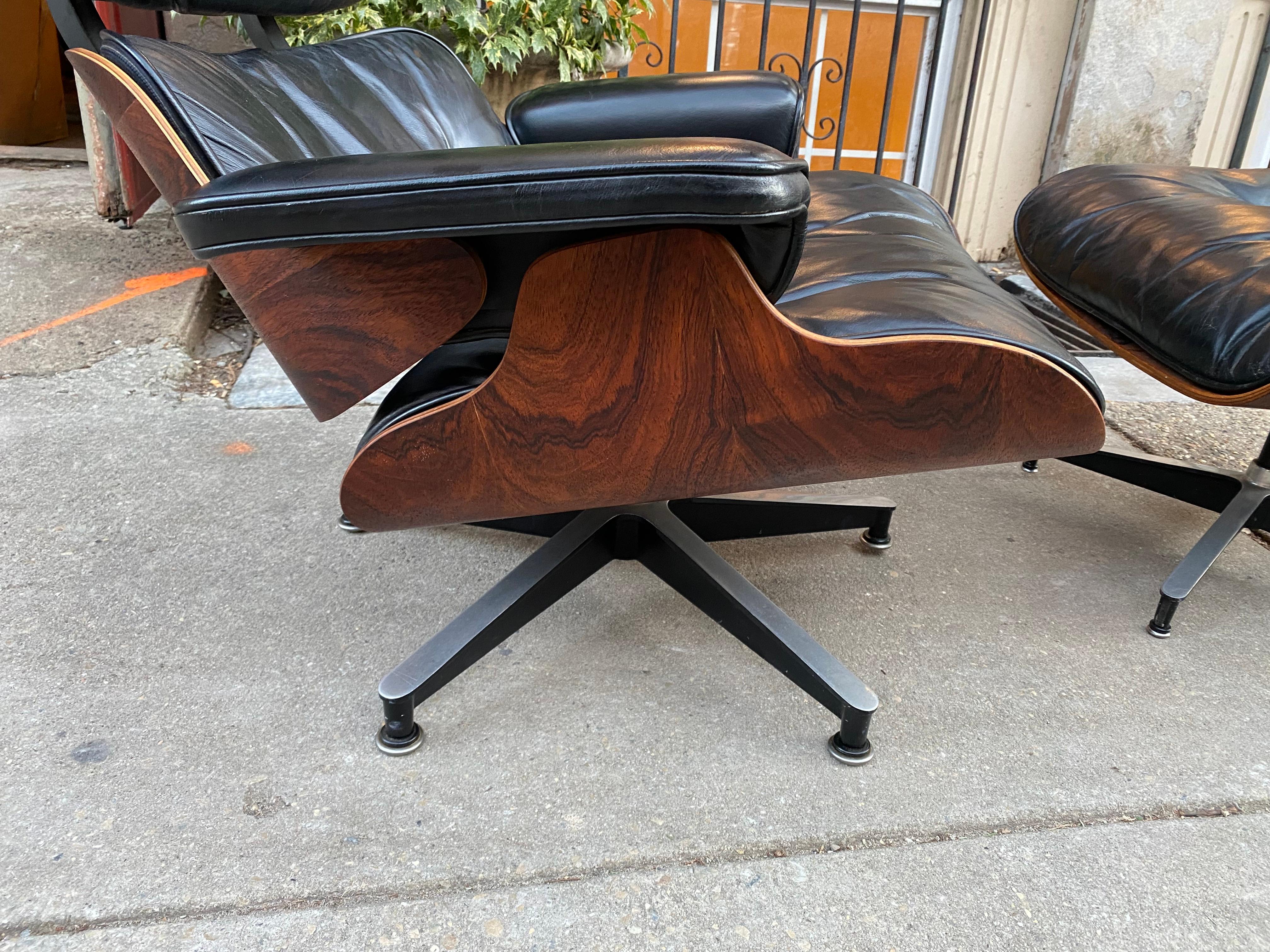 Mid-Century Modern Charles and Ray Eames pour Herman Miller 670 chaise longue et pouf en bois de rose en vente