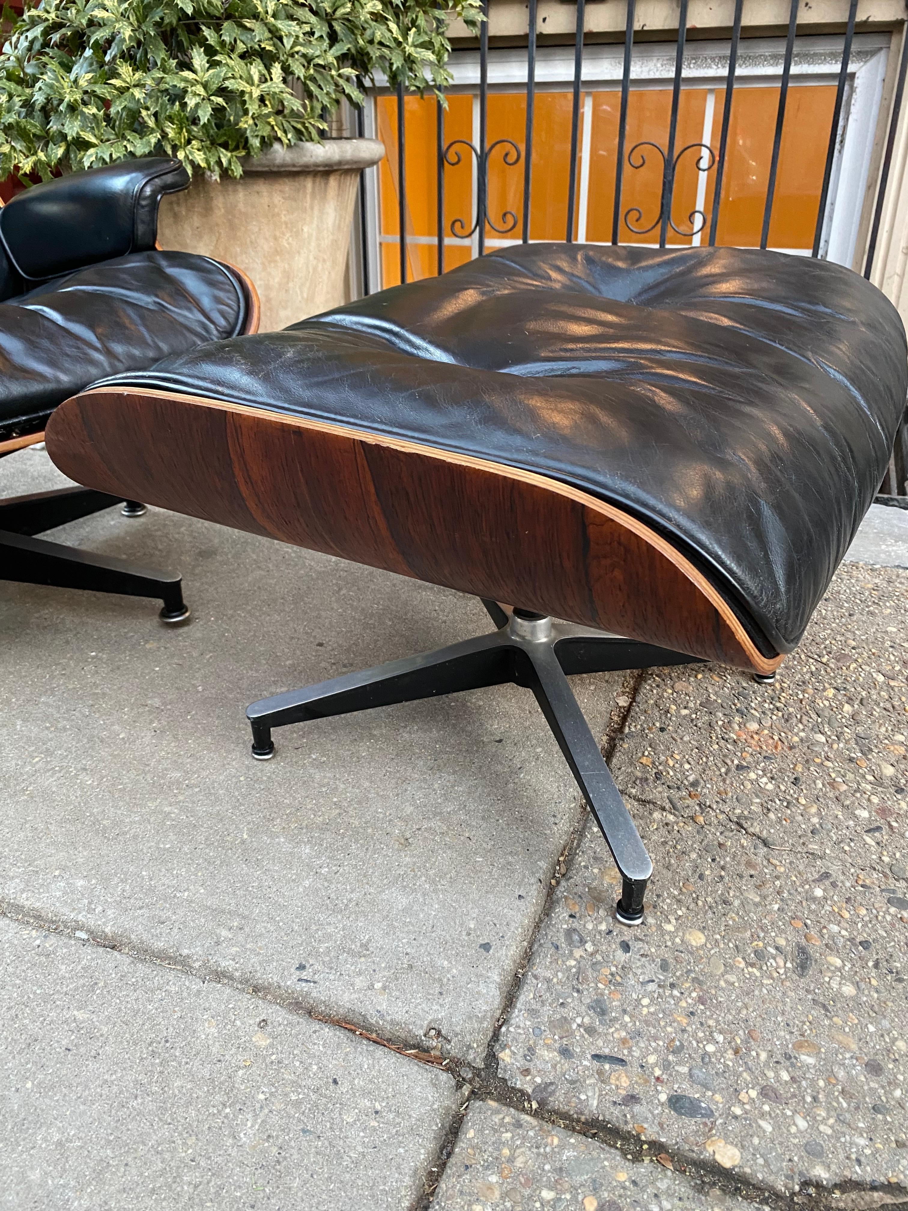 Américain Charles and Ray Eames pour Herman Miller 670 chaise longue et pouf en bois de rose en vente
