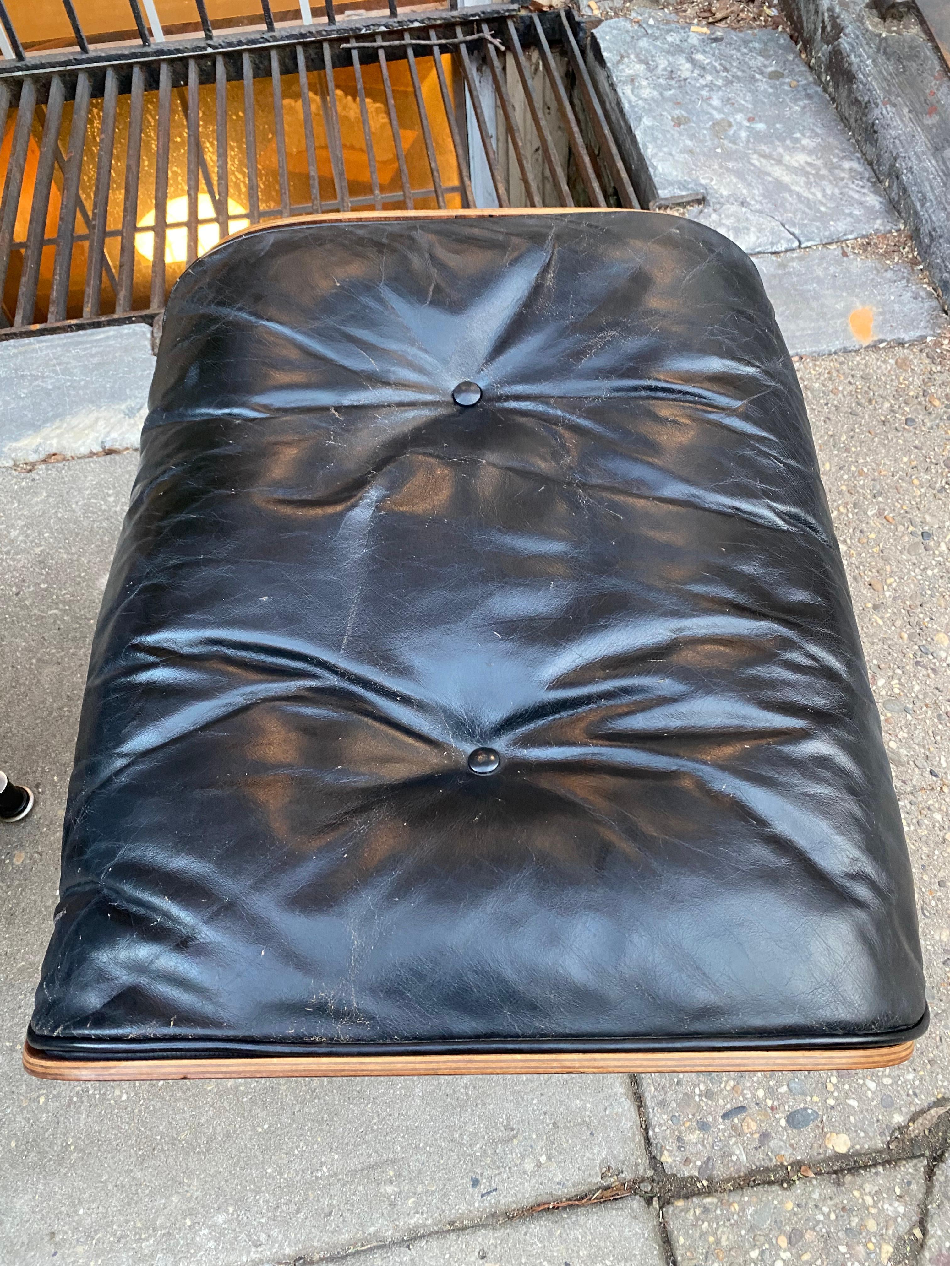 Charles and Ray Eames for Herman Miller 670 Rosewood Lounge Chair and Ottoman In Good Condition For Sale In Philadelphia, PA
