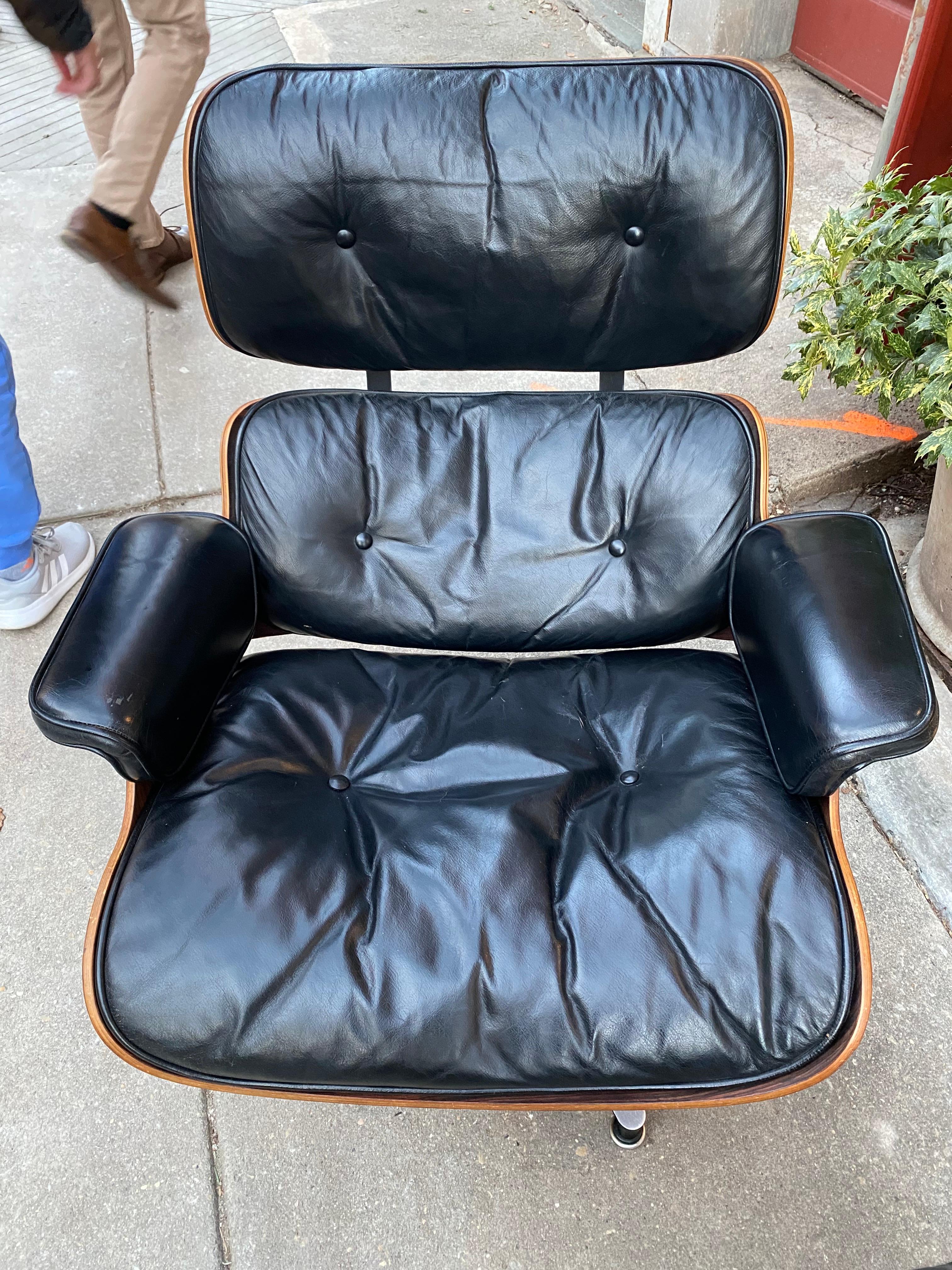 Fin du 20e siècle Charles and Ray Eames pour Herman Miller 670 chaise longue et pouf en bois de rose en vente