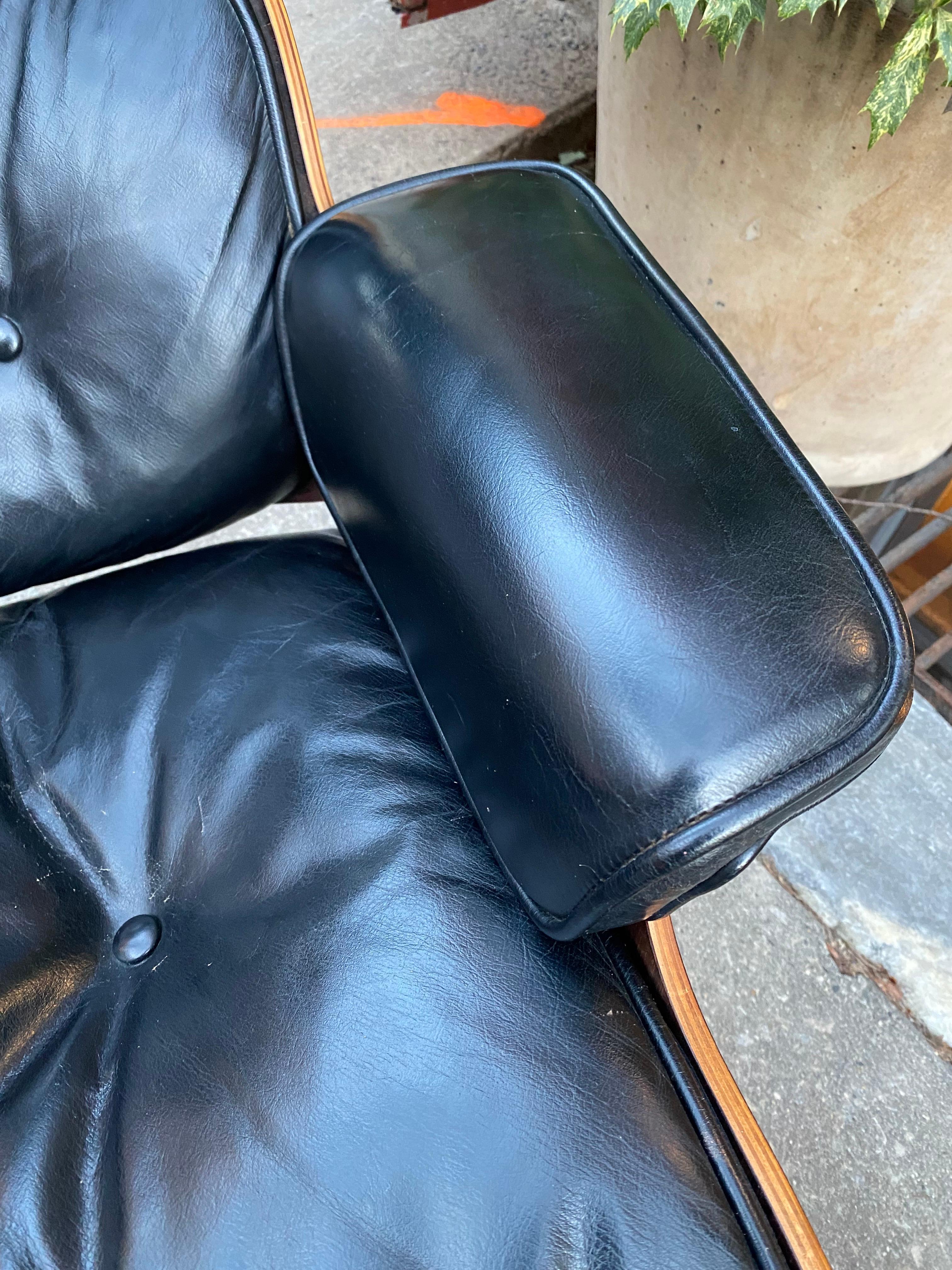 Aluminium Charles and Ray Eames pour Herman Miller 670 chaise longue et pouf en bois de rose en vente