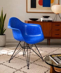 Sillón DAR de fibra de vidrio azul, diseñado por Charles y Ray Eames para Herman Miller, 2019