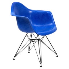 Sillón DAR de fibra de vidrio azul, diseñado por Charles y Ray Eames para Herman Miller, 2019