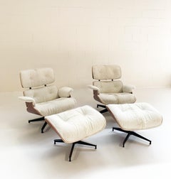 Chaises et poufs Charles and Ray Eames for Herman Miller restaurés en peau de vache