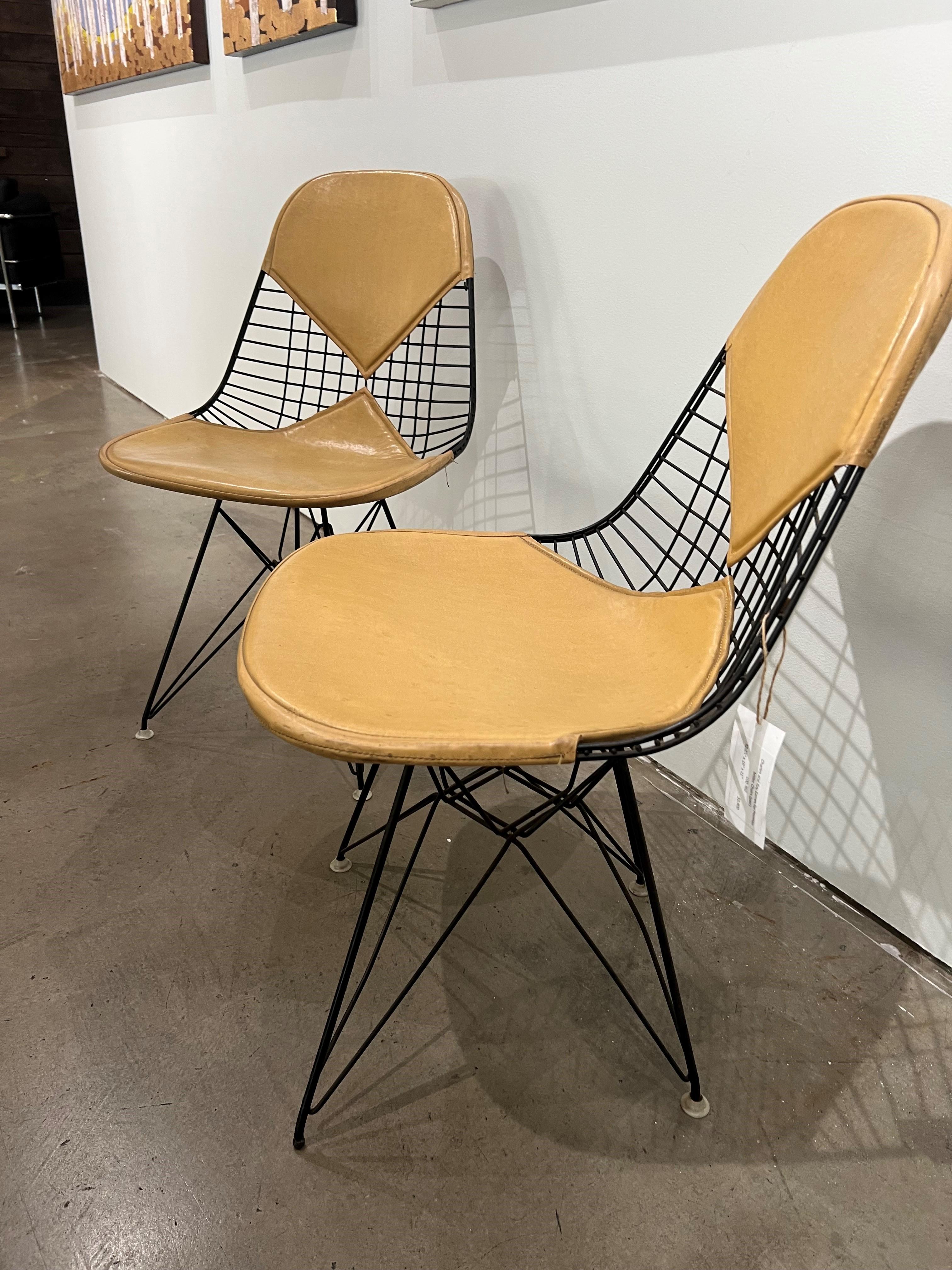 Entrez dans le monde du design intemporel avec les créations emblématiques de Charles et Ray Eames pour les chaises Herman Miller. Réputés pour leur approche innovante, les Eames ont révolutionné le concept de siège, alliant fonctionnalité, confort