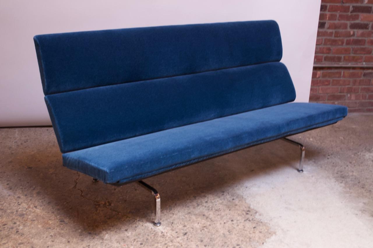 Vintage compact sofa designed in 1954 by Charles and Ray Eames for Herman Miller. An adaptable piece whose dramatic, clean lines and slim profile suit small and large spaces, alike (in small rooms, it provides a non-bulky option that won't dominate