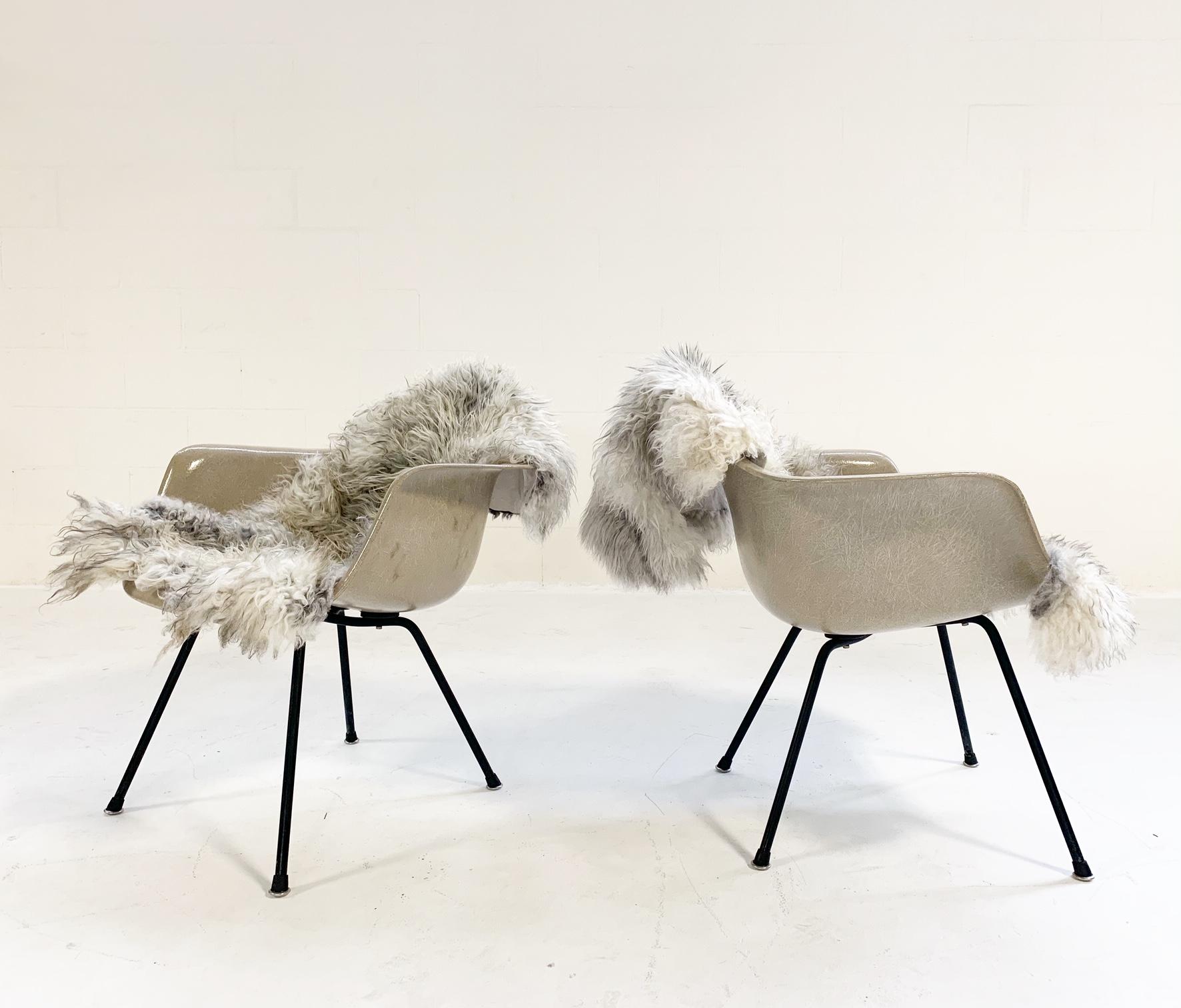 This pair of DAXs is in fine vintage condition. We paired them with our ultra luxe Gotland sheepskin for a cozy, extreme hygge look and feel.
 
Herman Miller
USA, 1950.

Molded fiberglass, enameled steel, rubber
Measures: 24¾ W × 24¾ D × 27½ H