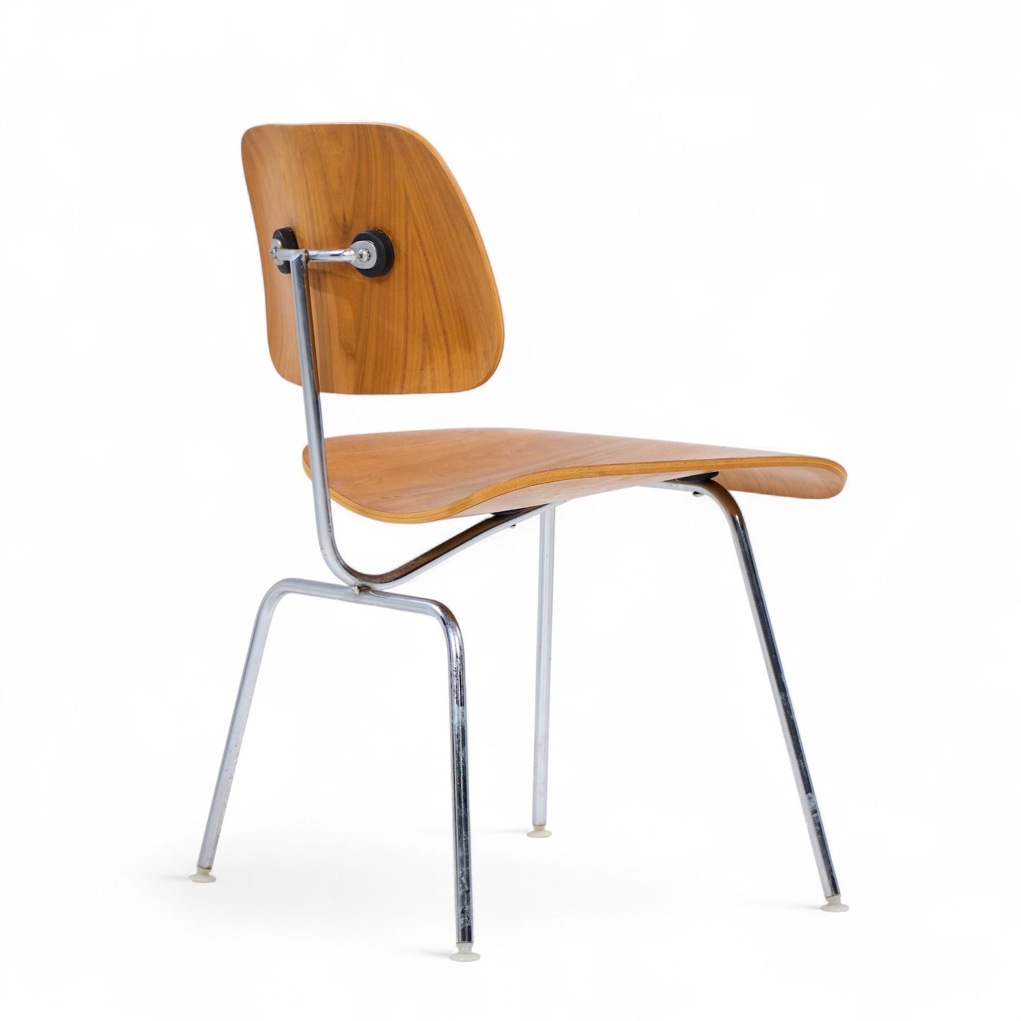 Charles and Ray Eames für Herman Miller DCM Esszimmerstühle aus Nussbaumholz - 6er-Set im Angebot 3