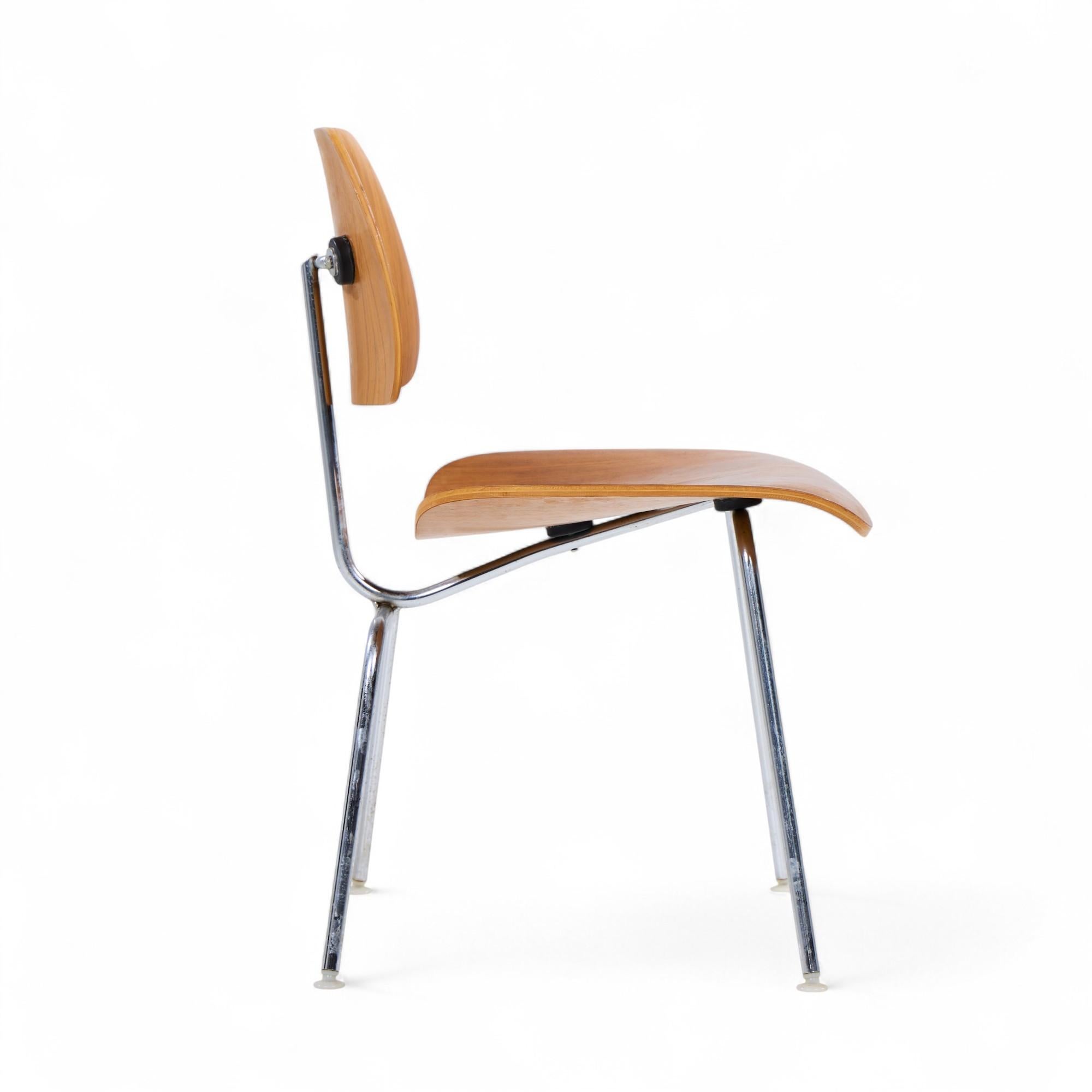 Charles and Ray Eames für Herman Miller DCM Esszimmerstühle aus Nussbaumholz - 6er-Set im Angebot 4