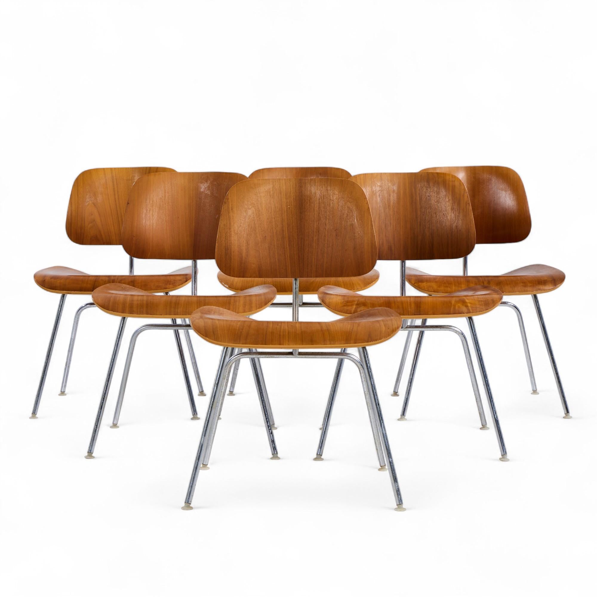 Charles und Ray Eames für Herman Miller DCM Mid Century Esszimmerstühle aus Nussbaumholz - 6er Set

Jeder Stuhl misst: 19,5 breit x 19 tief x 29,75 Zoll hoch, mit einer Sitzhöhe/Stuhlabstand von 17,5 Zoll

Good Vintage - Stühle haben Kratzer und