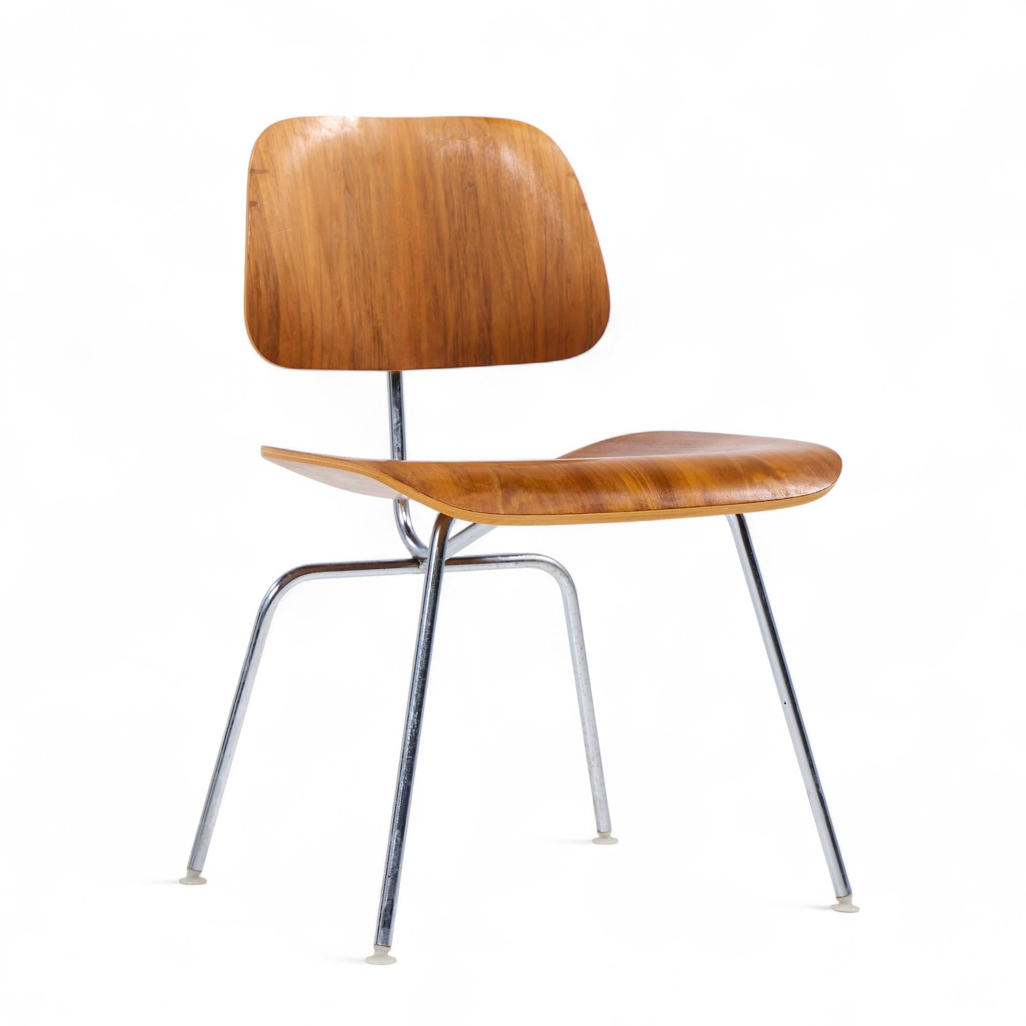 Charles and Ray Eames für Herman Miller DCM Esszimmerstühle aus Nussbaumholz - 6er-Set (amerikanisch) im Angebot