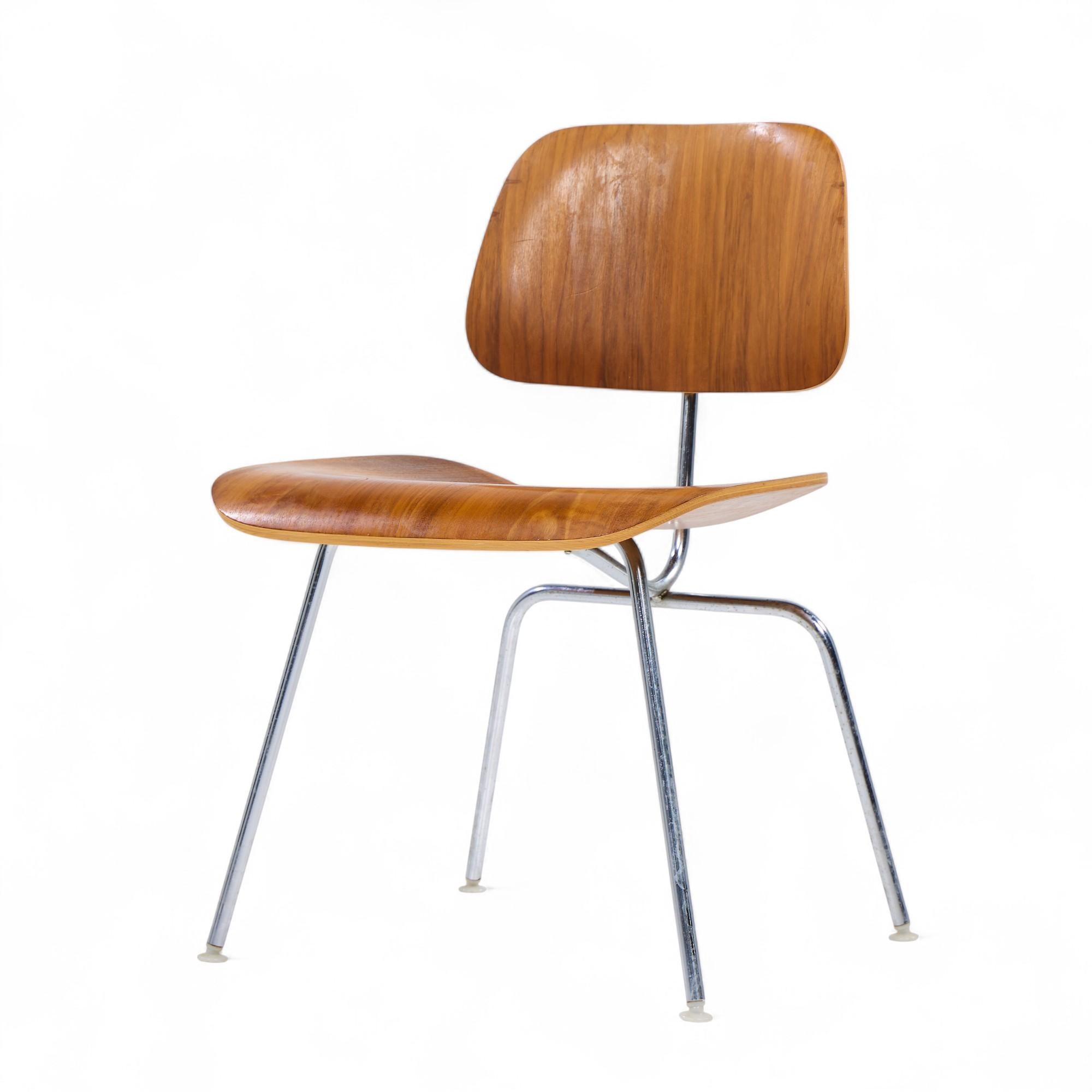 Charles and Ray Eames für Herman Miller DCM Esszimmerstühle aus Nussbaumholz - 6er-Set (20. Jahrhundert) im Angebot