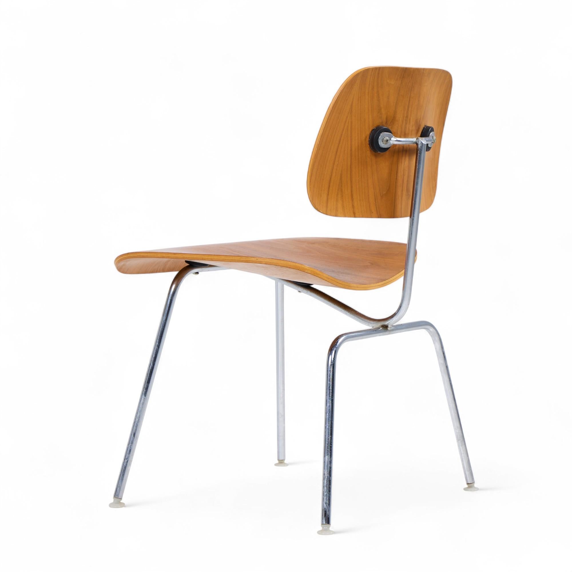 Charles and Ray Eames für Herman Miller DCM Esszimmerstühle aus Nussbaumholz - 6er-Set im Angebot 1