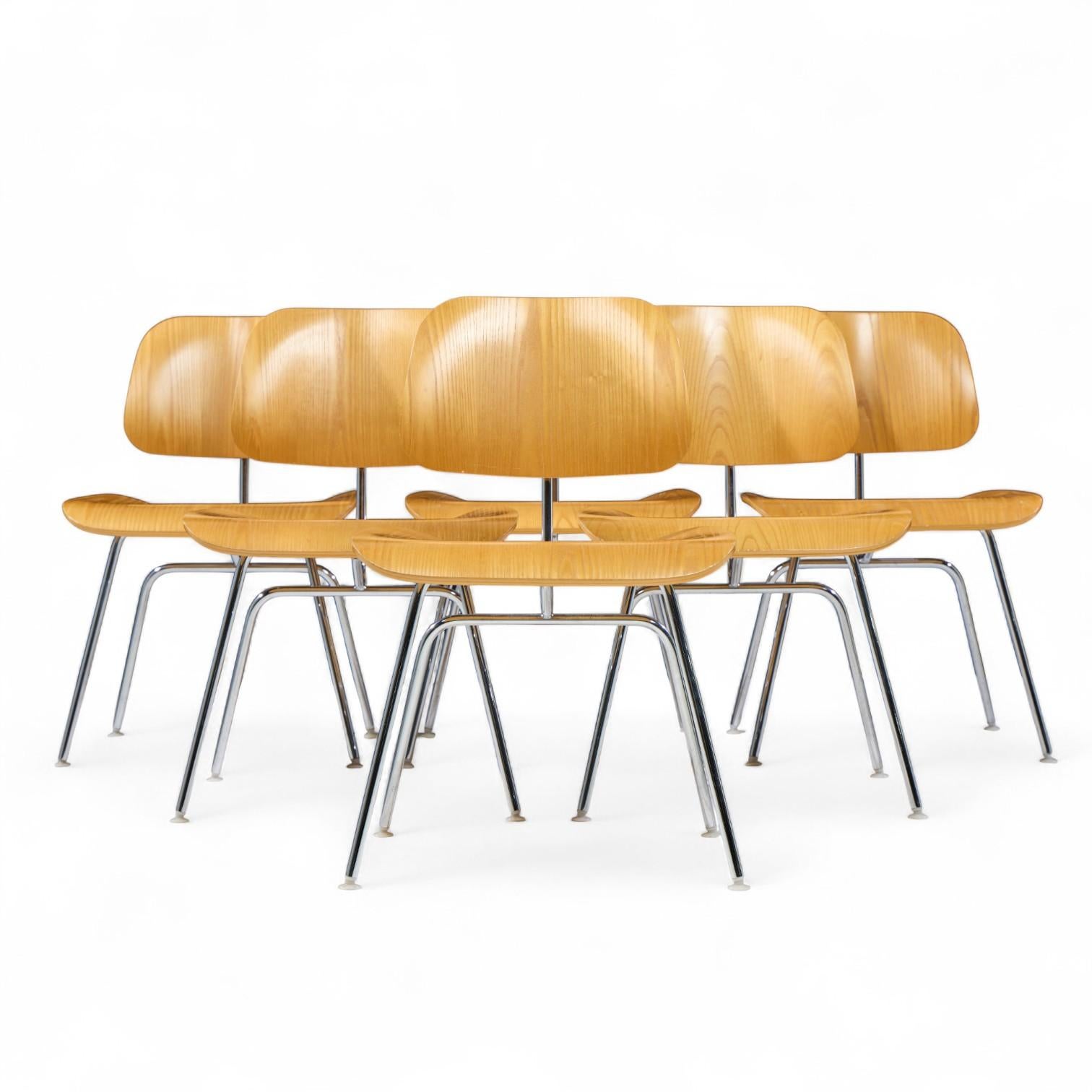 Charles und Ray Eames für Herman Miller DCM Mid Century White Ash Dining Chairs - 6er-Set

Jeder Stuhl misst: 19,5 breit x 20,5 tief x 30 Zoll hoch, mit einer Sitzhöhe/Stuhlabstand von 17,5 Zoll

Great Vintage Condition - Stühle haben sehr kleine