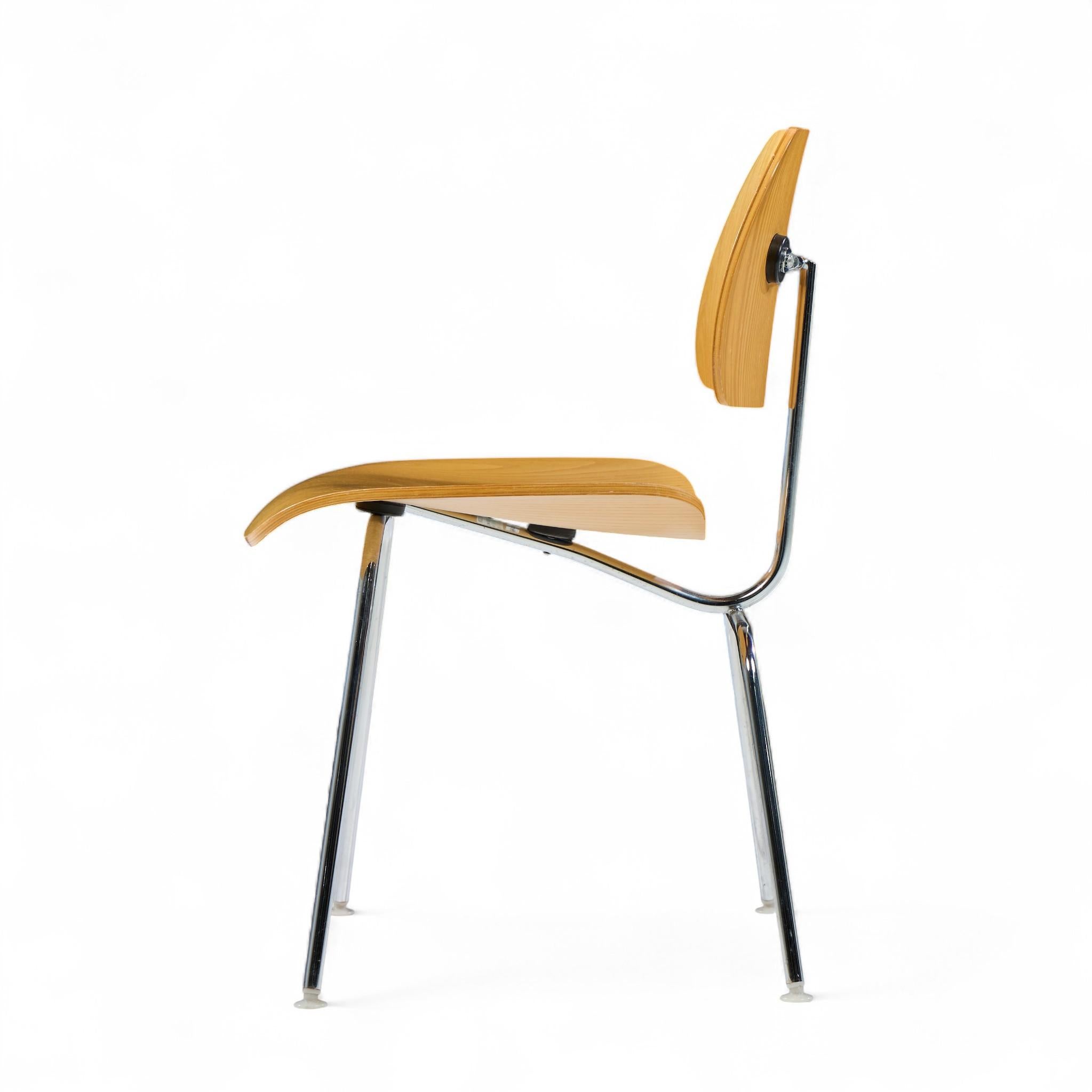 Charles and Ray Eames für Herman Miller DCM White Ash Dining Chairs - 6er-Set (Chrom) im Angebot