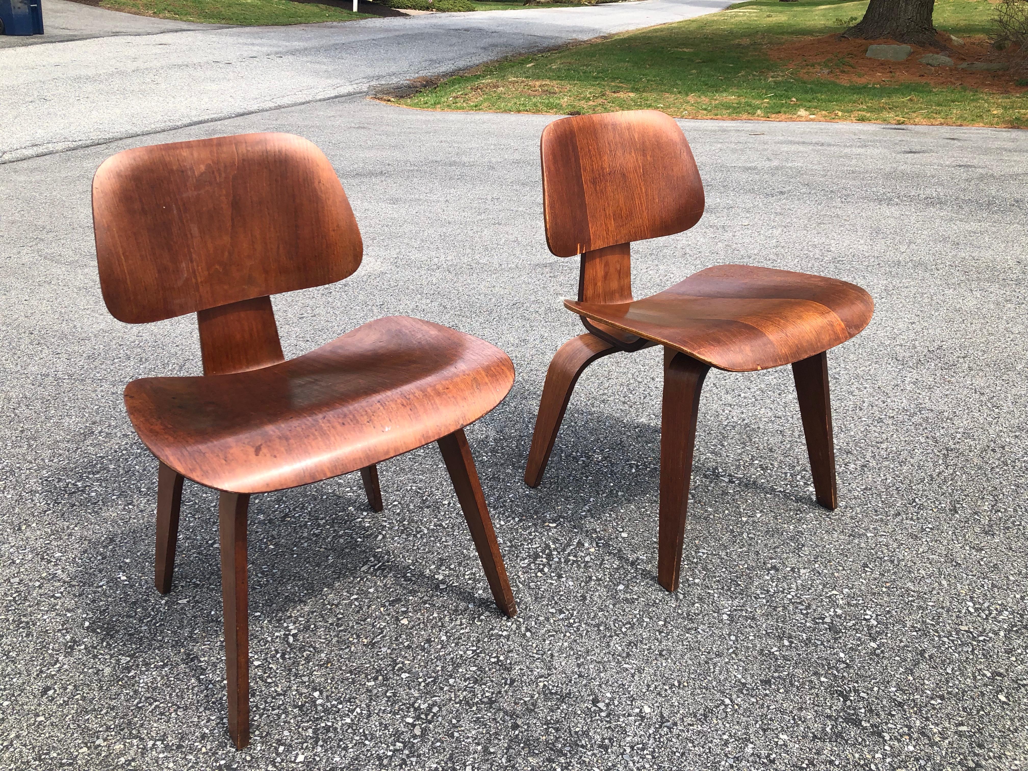 Pair very nice condition early 1950s DCM chair in walnut. All original condition. Great examples
Pair of vintage Herman Miller ‘DCW’ dining chair wood by Ray and Charles Eames in good vintage condition, circa 1950. Walnut frames with 5-2-4 bolt