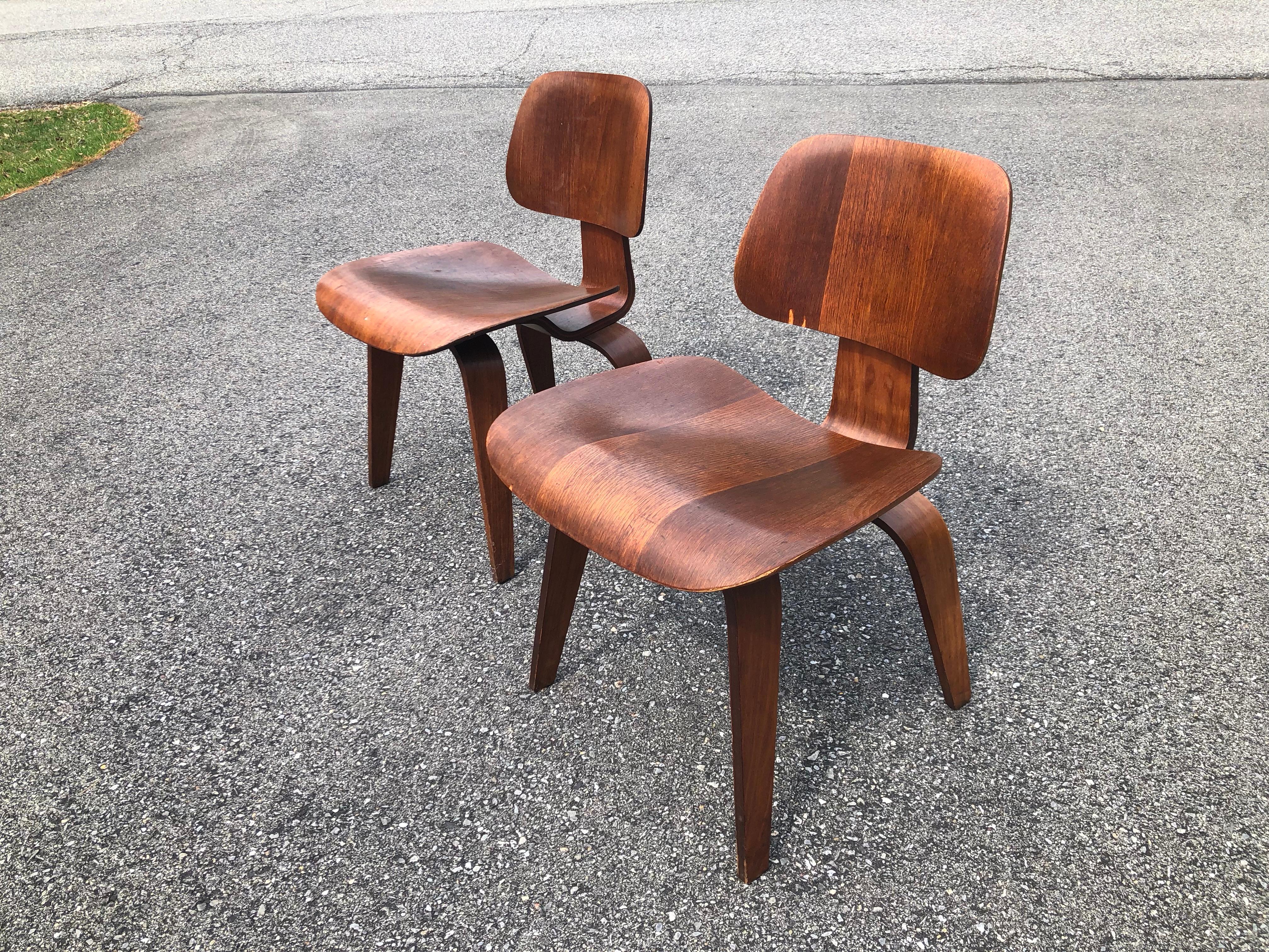 Mid-Century Modern Pair of Charles and Ray Eames for Herman Miller Dcw 