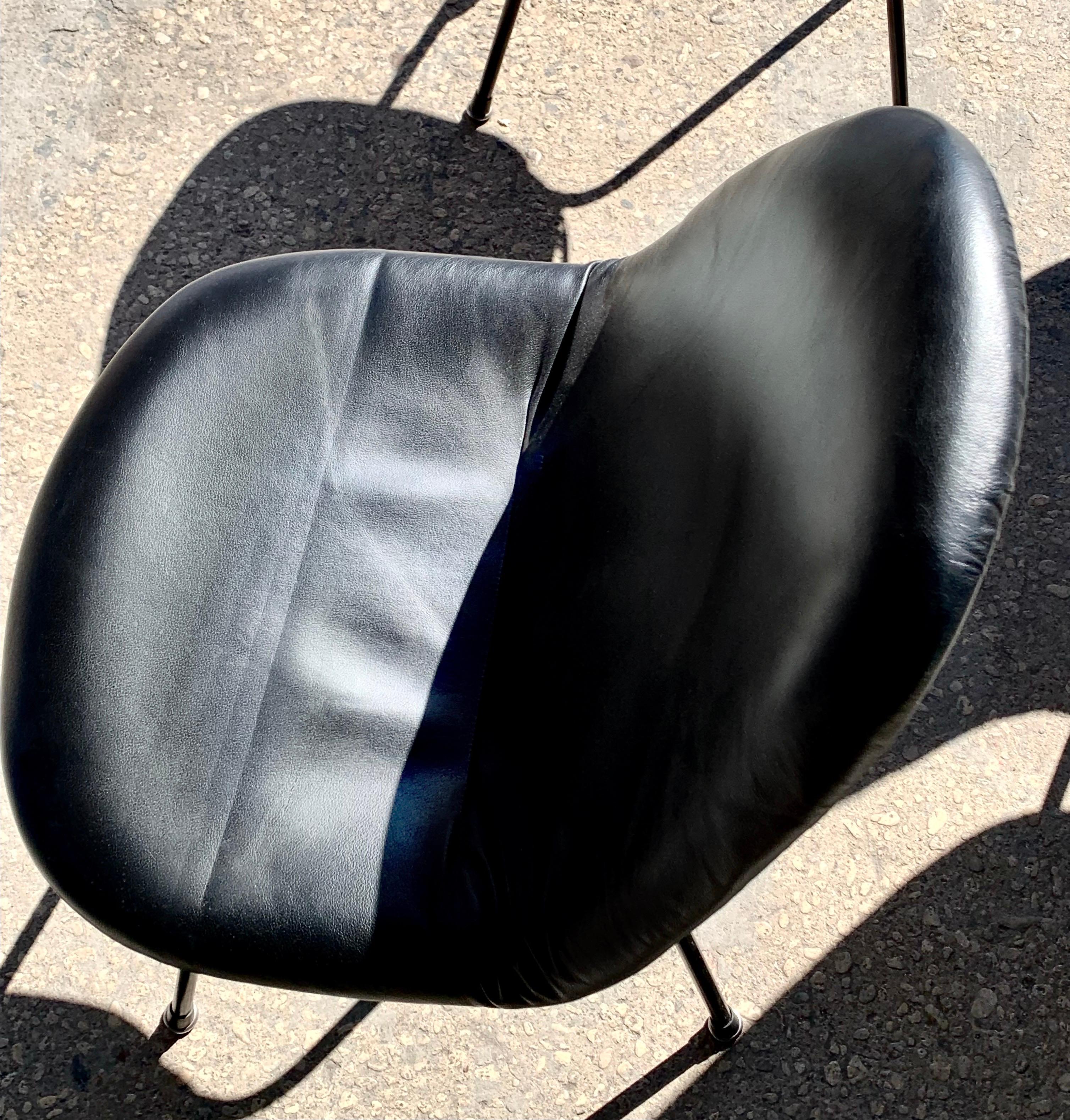Mid-Century Modern Charles and Ray Eames for Herman Miller DKX-1 Chair, Black Leather, H-Base, 1955 en vente
