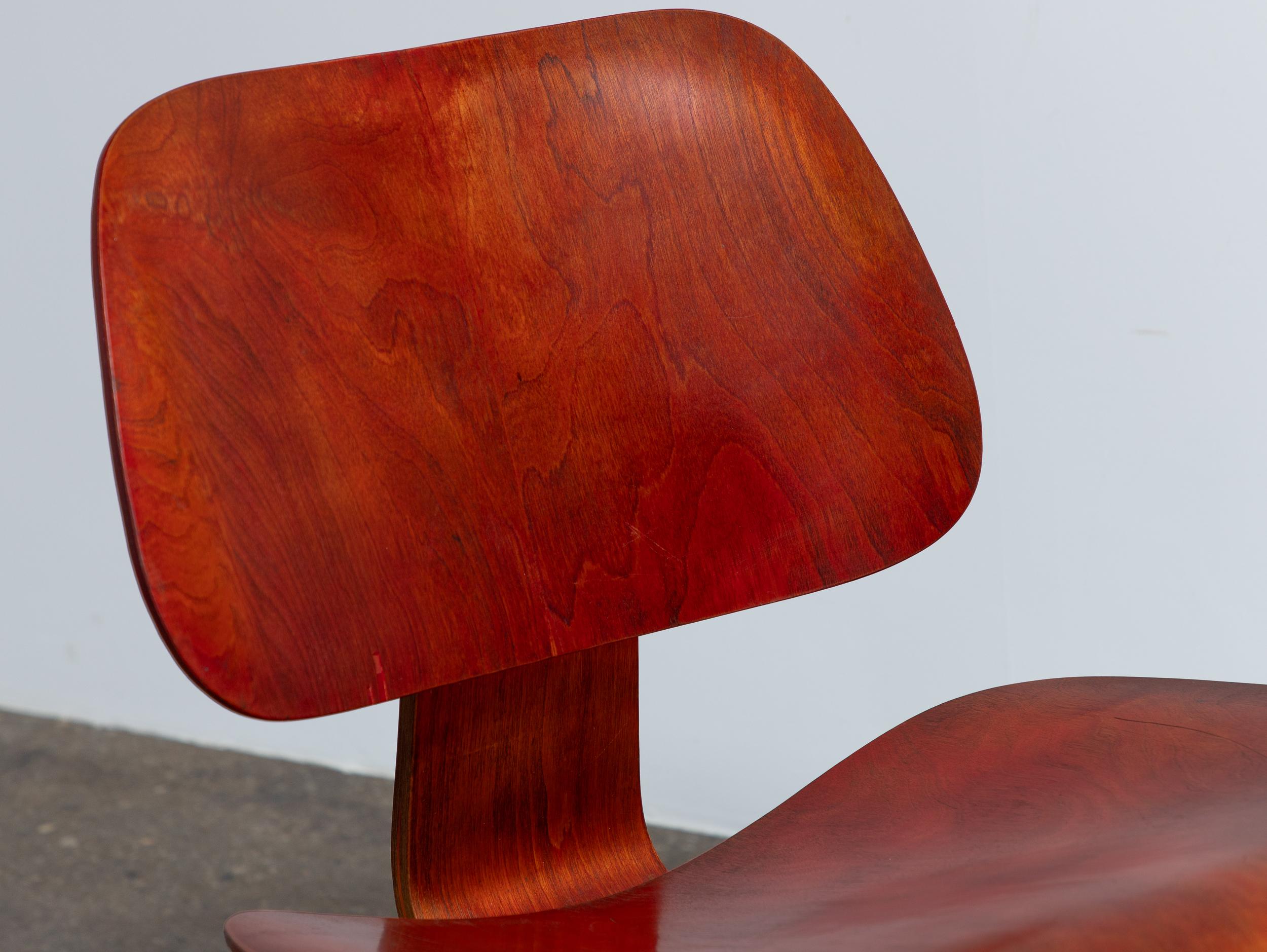 Charles and Ray Eames for Herman Miller Early Aniline Dye Red LCW Chair 1950s (Chaise LCW rouge teintée à l'aniline pour Herman Miller) en vente 2