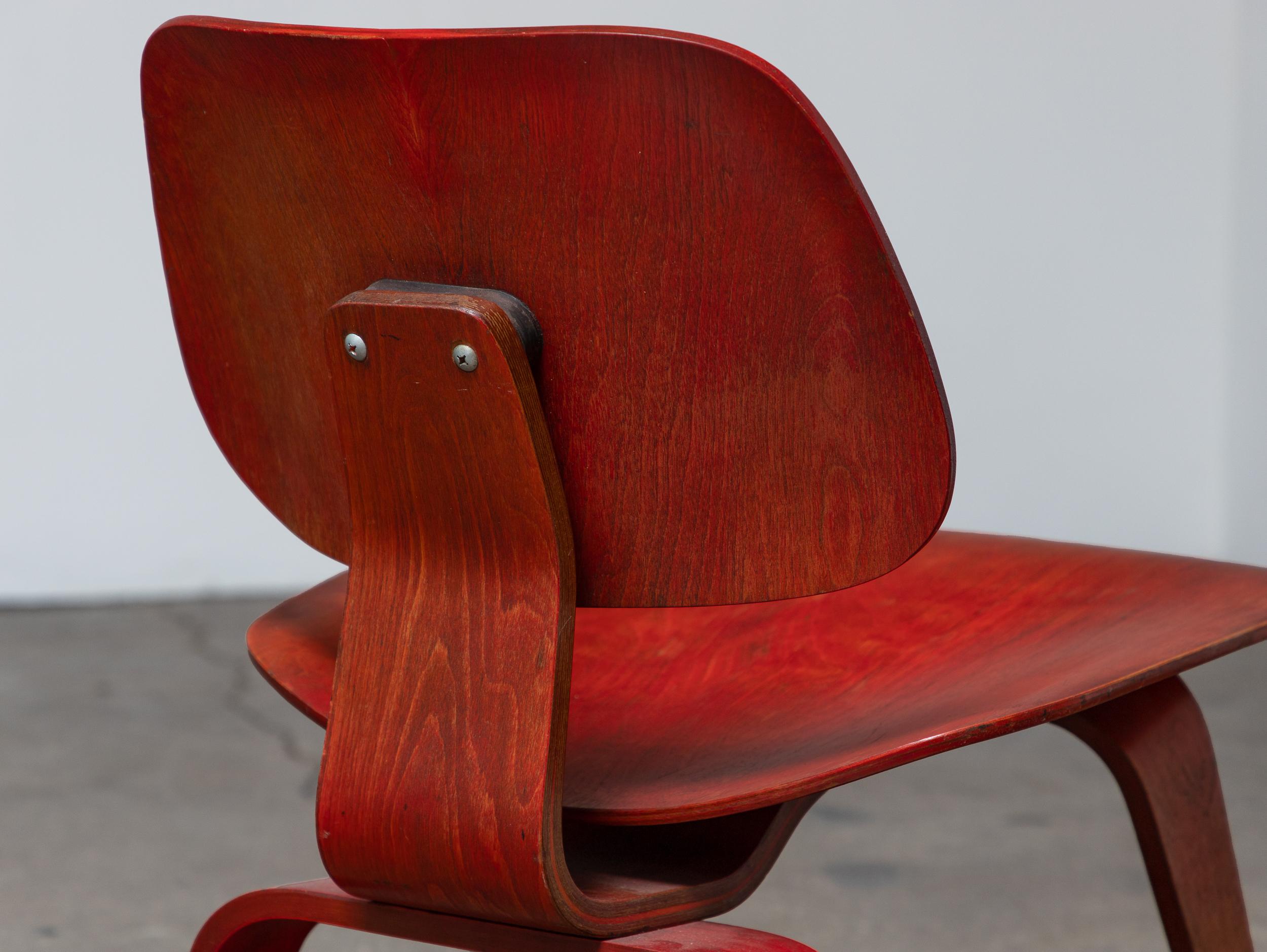 Charles and Ray Eames for Herman Miller Early Aniline Dye Red LCW Chair 1950s (Chaise LCW rouge teintée à l'aniline pour Herman Miller) en vente 3