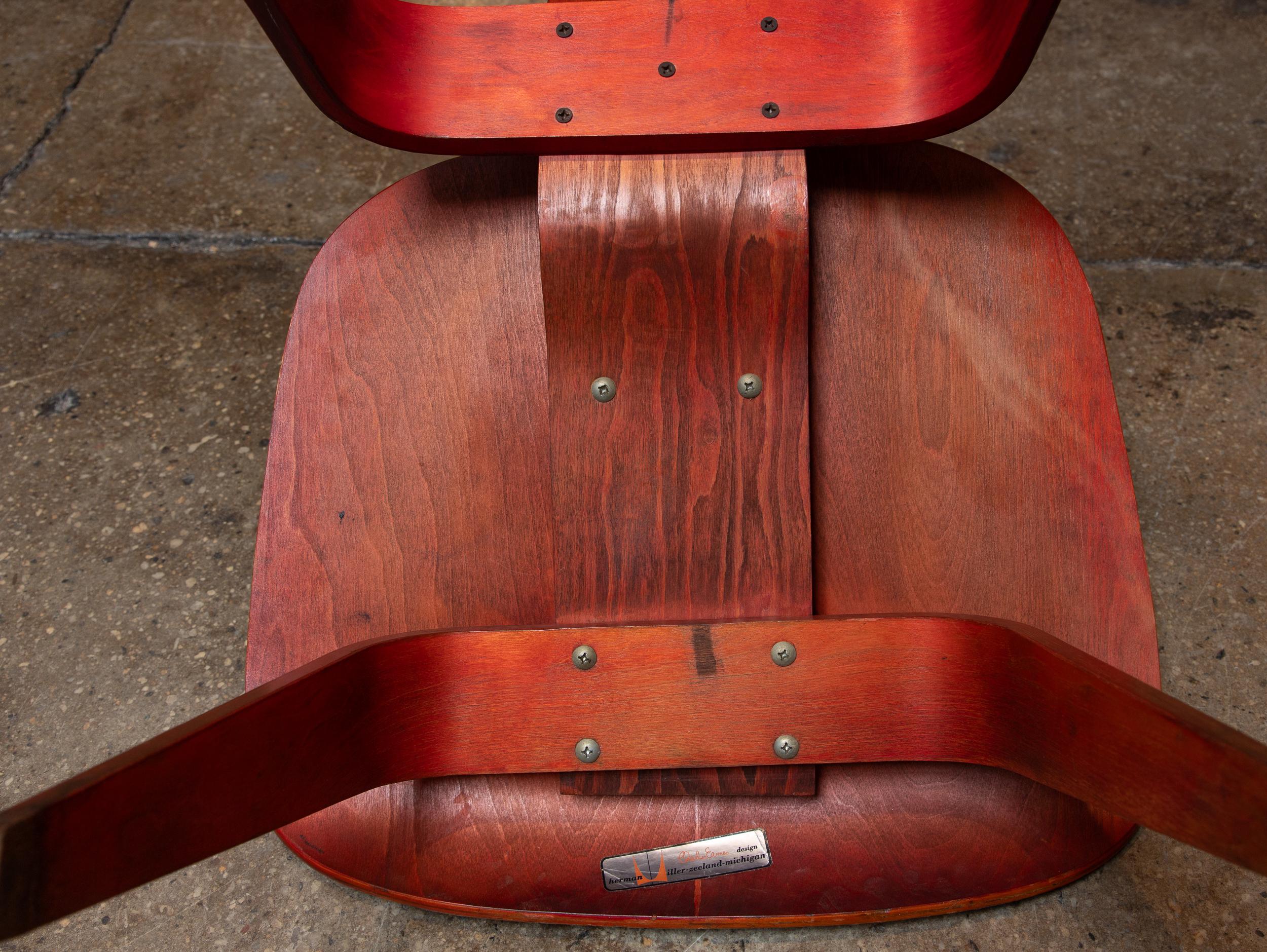 Charles and Ray Eames for Herman Miller Early Aniline Dye Red LCW Chair 1950s (Chaise LCW rouge teintée à l'aniline pour Herman Miller) en vente 4