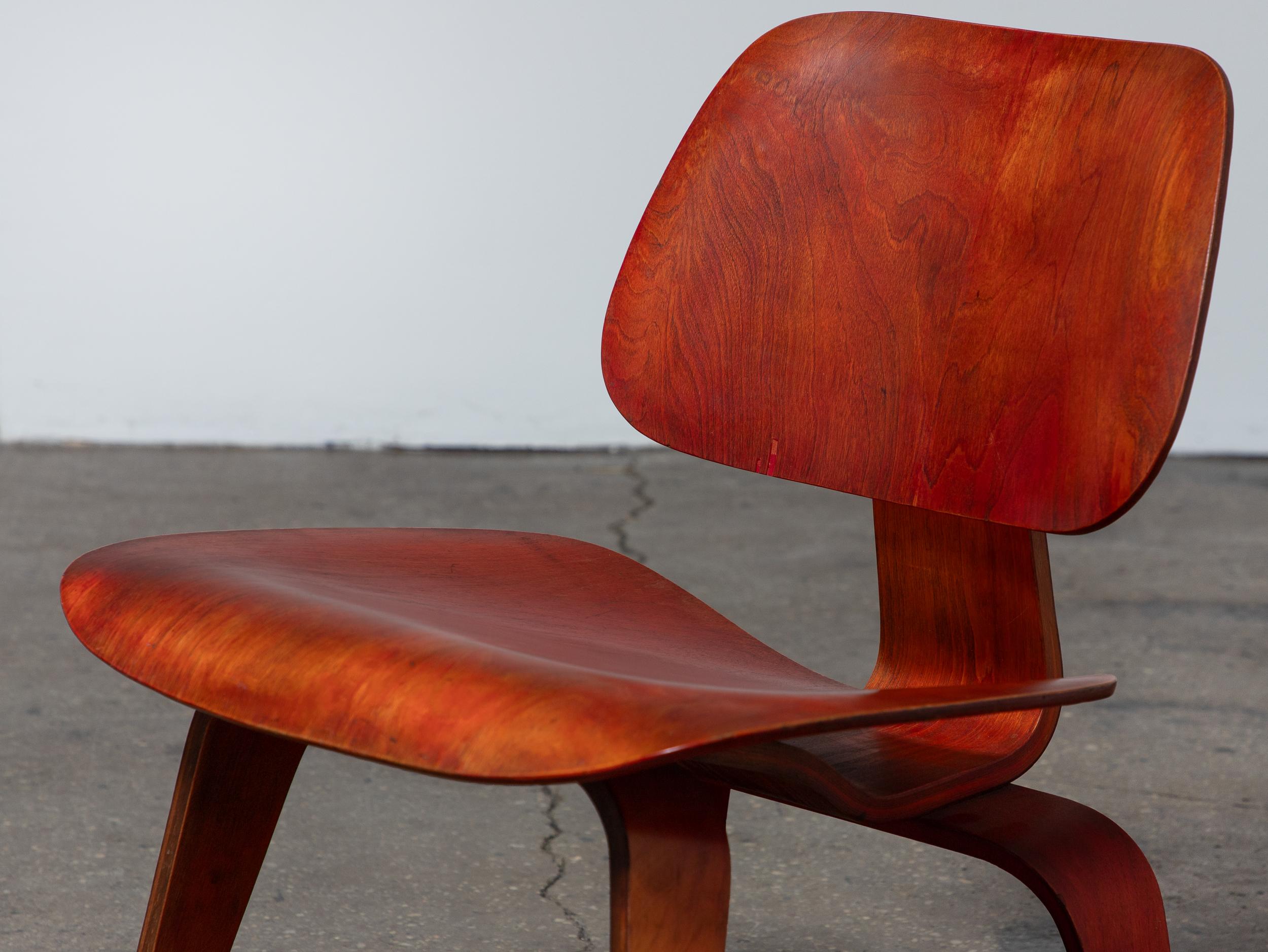 Mid-Century Modern Charles and Ray Eames for Herman Miller Early Aniline Dye Red LCW Chair 1950s (Chaise LCW rouge teintée à l'aniline pour Herman Miller) en vente