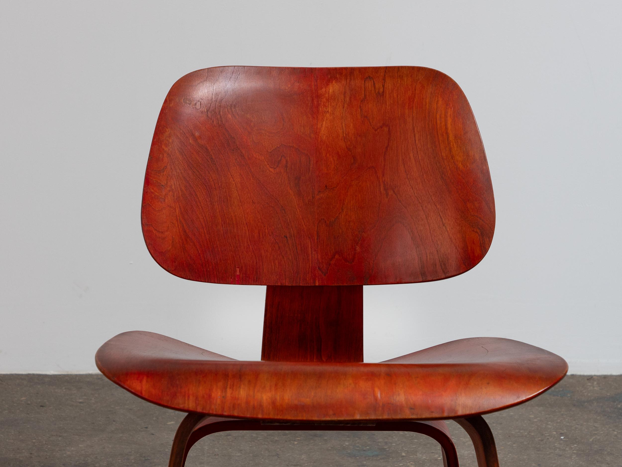 Américain Charles and Ray Eames for Herman Miller Early Aniline Dye Red LCW Chair 1950s (Chaise LCW rouge teintée à l'aniline pour Herman Miller) en vente