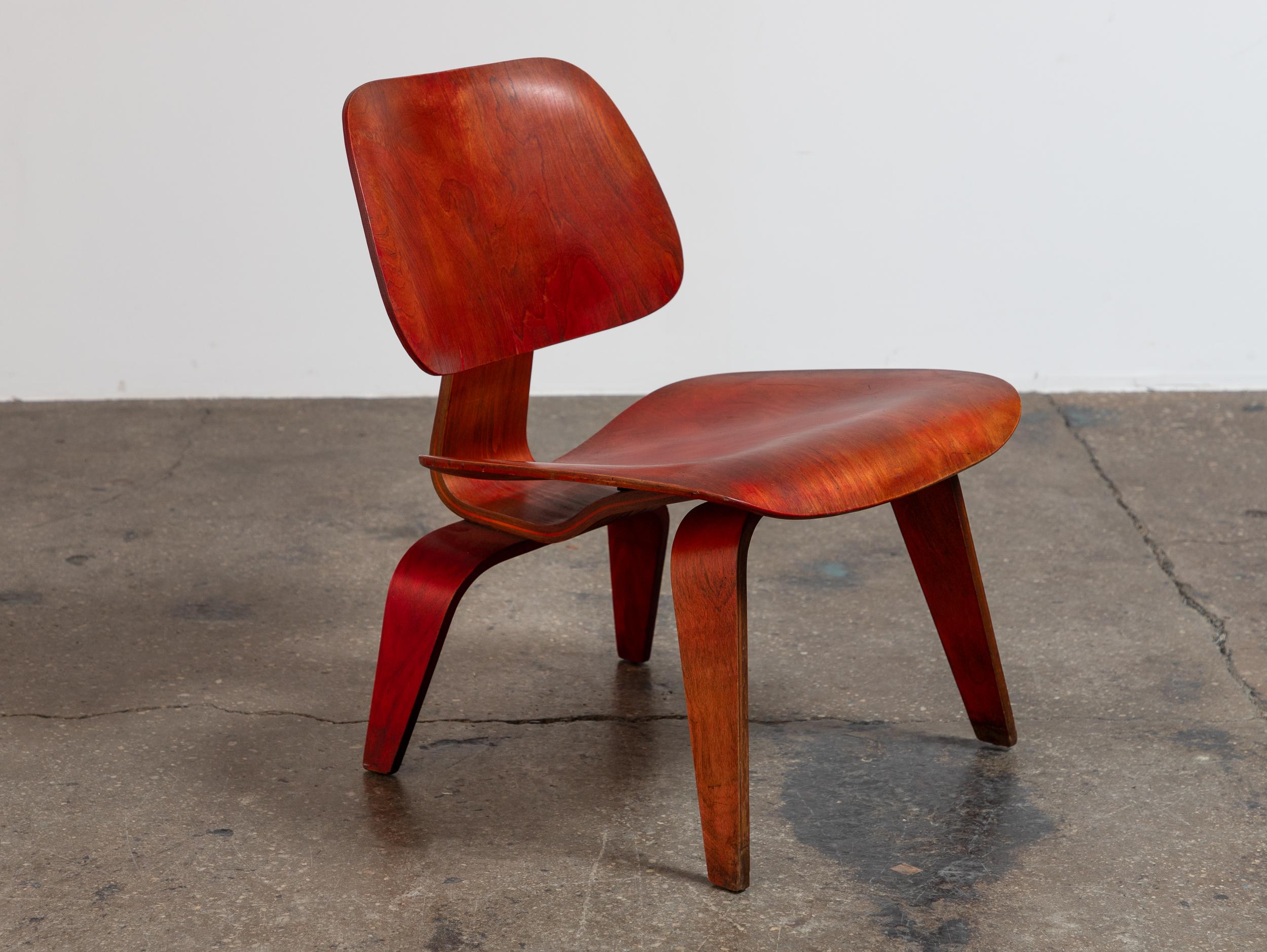 Moulé Charles and Ray Eames for Herman Miller Early Aniline Dye Red LCW Chair 1950s (Chaise LCW rouge teintée à l'aniline pour Herman Miller) en vente