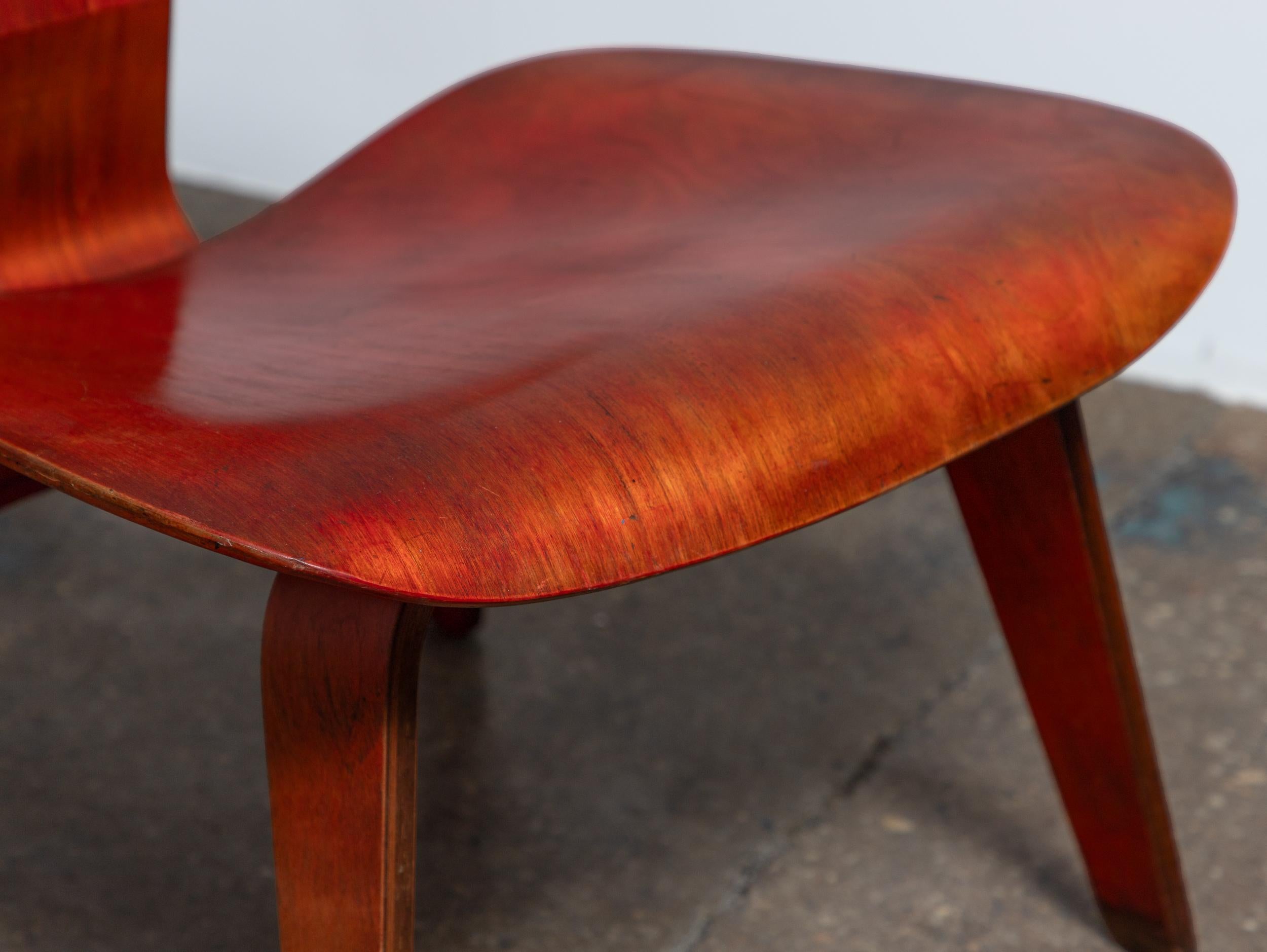 Charles and Ray Eames for Herman Miller Early Aniline Dye Red LCW Chair 1950s (Chaise LCW rouge teintée à l'aniline pour Herman Miller) Bon état - En vente à Brooklyn, NY