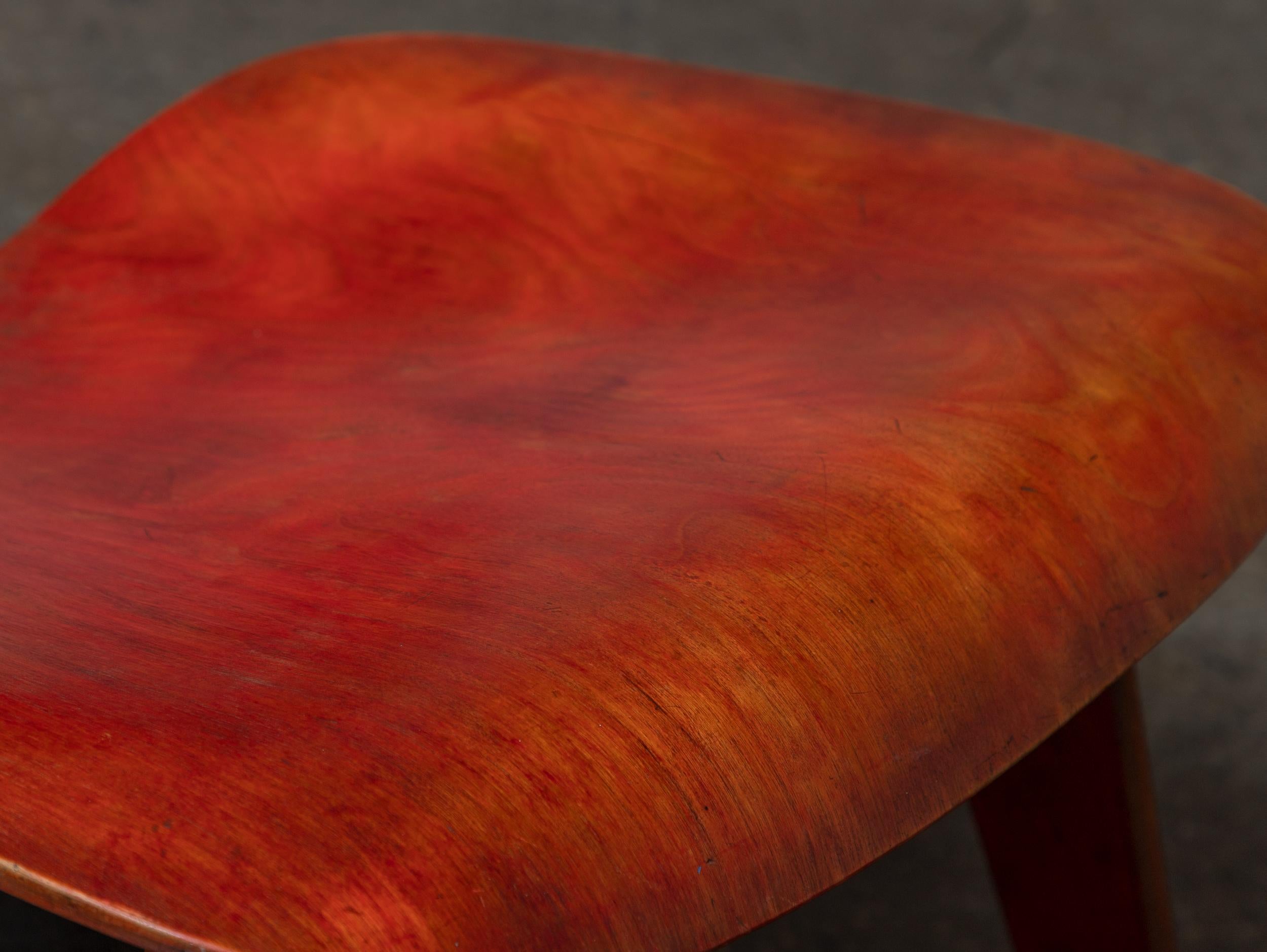 Milieu du XXe siècle Charles and Ray Eames for Herman Miller Early Aniline Dye Red LCW Chair 1950s (Chaise LCW rouge teintée à l'aniline pour Herman Miller) en vente