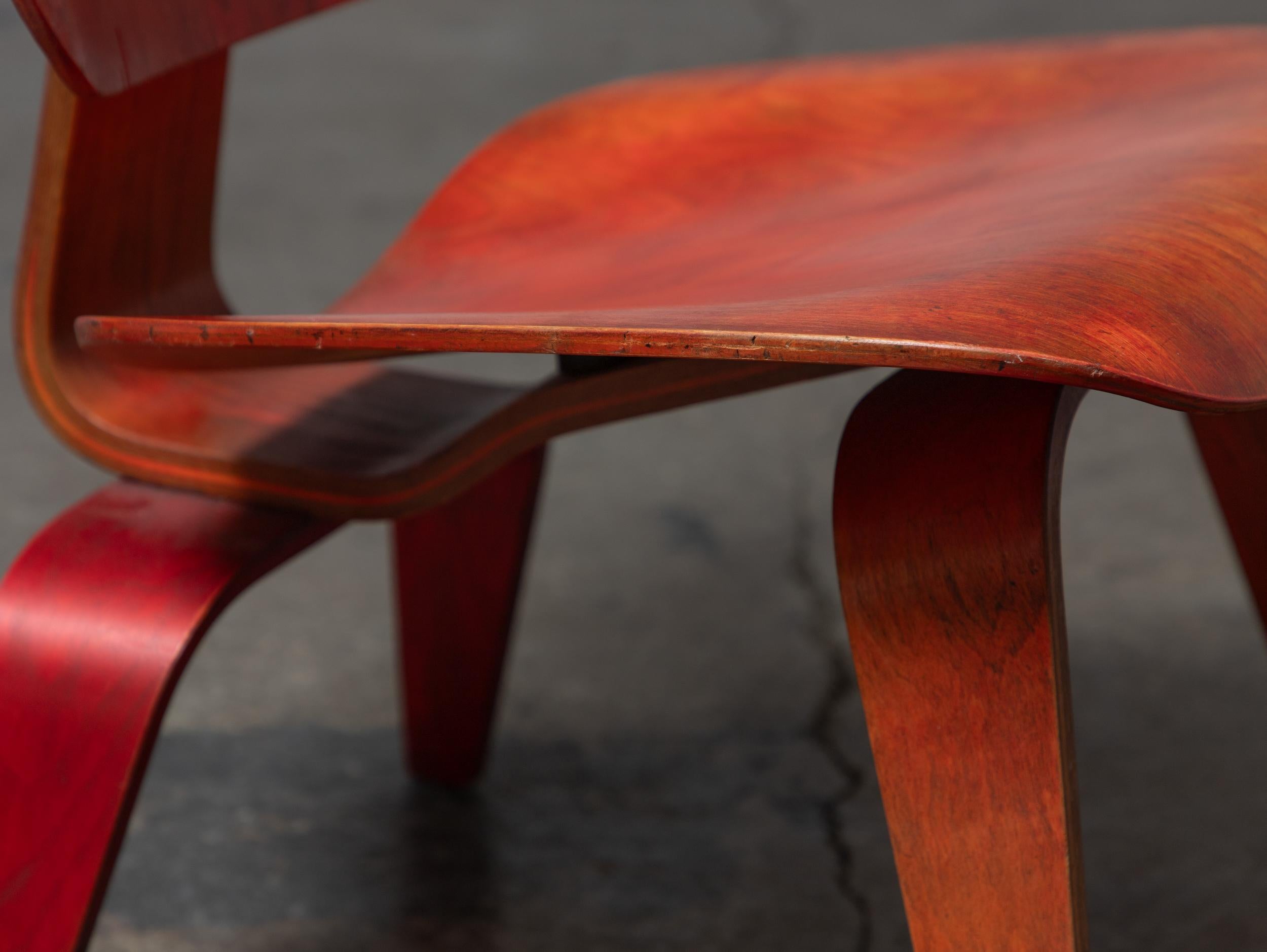 Contreplaqué Charles and Ray Eames for Herman Miller Early Aniline Dye Red LCW Chair 1950s (Chaise LCW rouge teintée à l'aniline pour Herman Miller) en vente