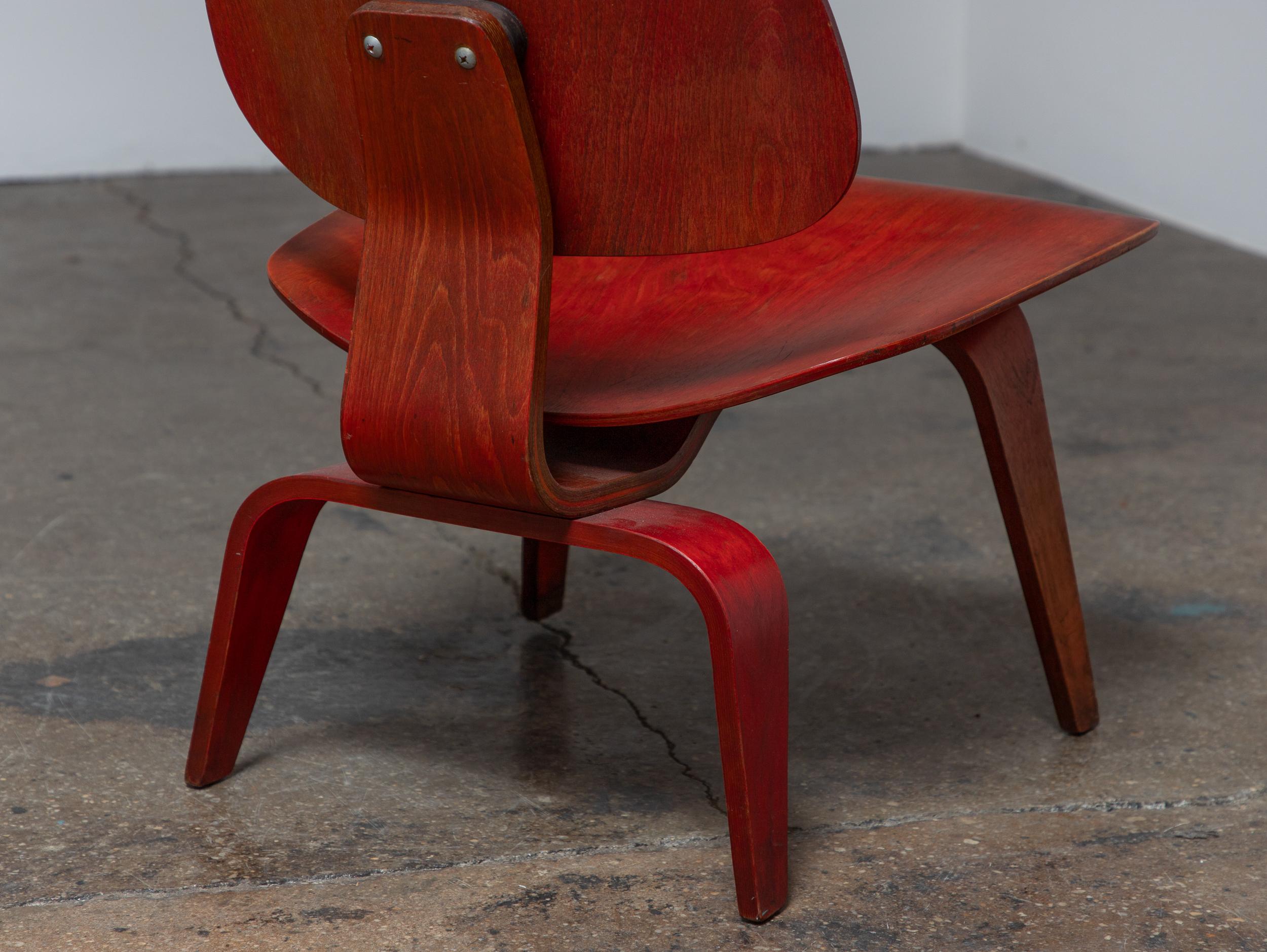 Charles and Ray Eames for Herman Miller Early Aniline Dye Red LCW Chair 1950s (Chaise LCW rouge teintée à l'aniline pour Herman Miller) en vente 1