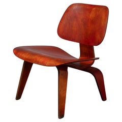 Charles and Ray Eames per Herman Miller Sedia LCW rosso anilina 1950s