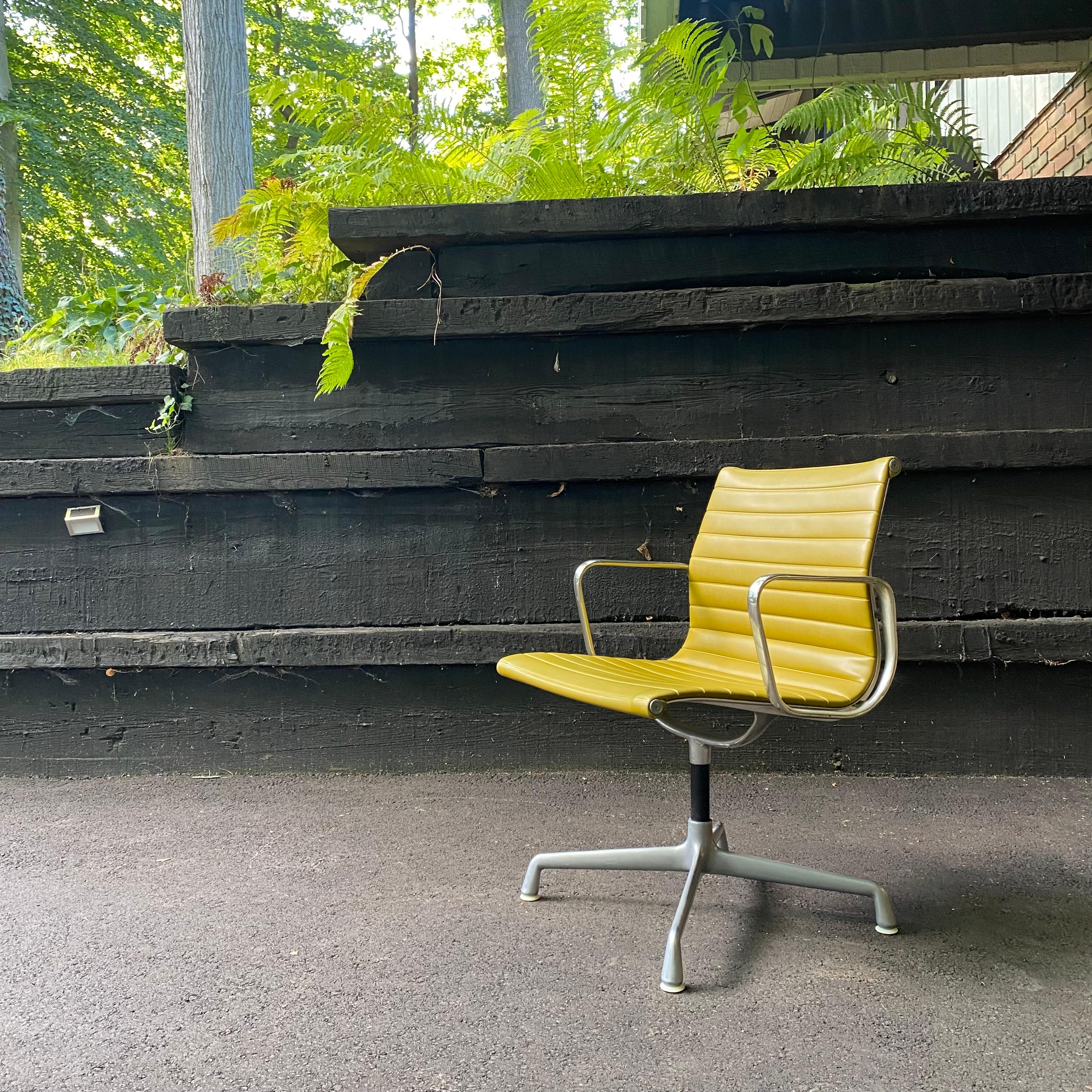 This is an excellent green Herman Miller Aluminum Group chair designed by Ray and Charles Eames. This chair looks to date from the 1970’s. It does not swivel.

Vintage good condition. It looks like it was rarely sat in. Some scuffs here and there.