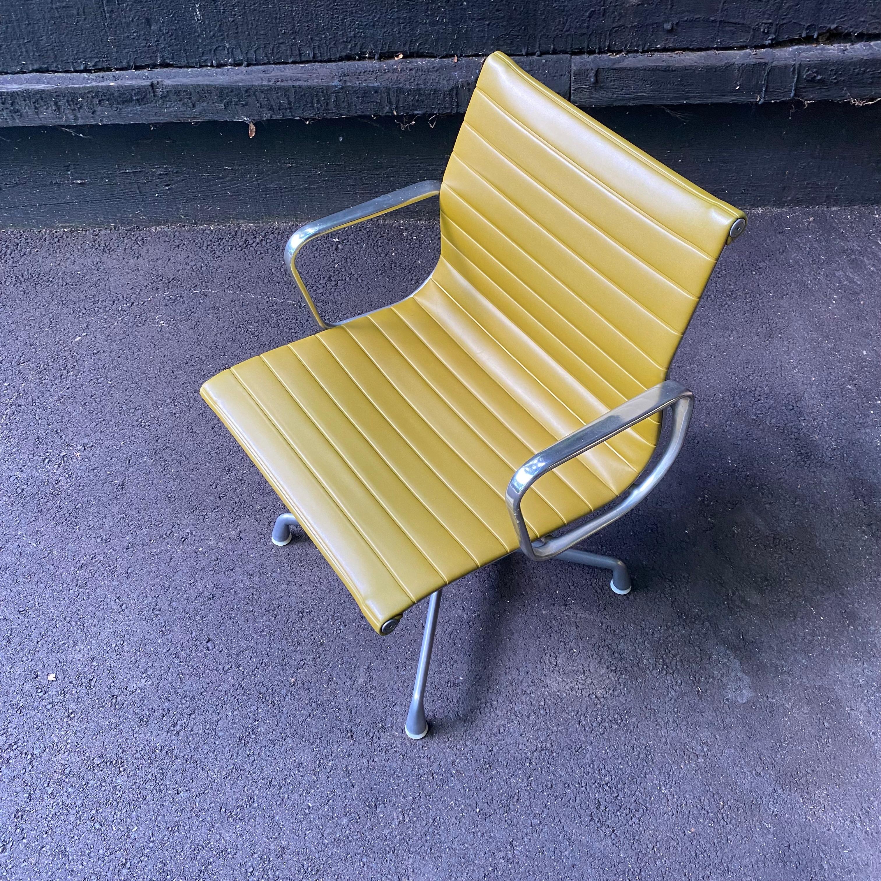 Mid-Century Modern Charles and Ray Eames for Herman Miller Green Aluminum Group Office Chair