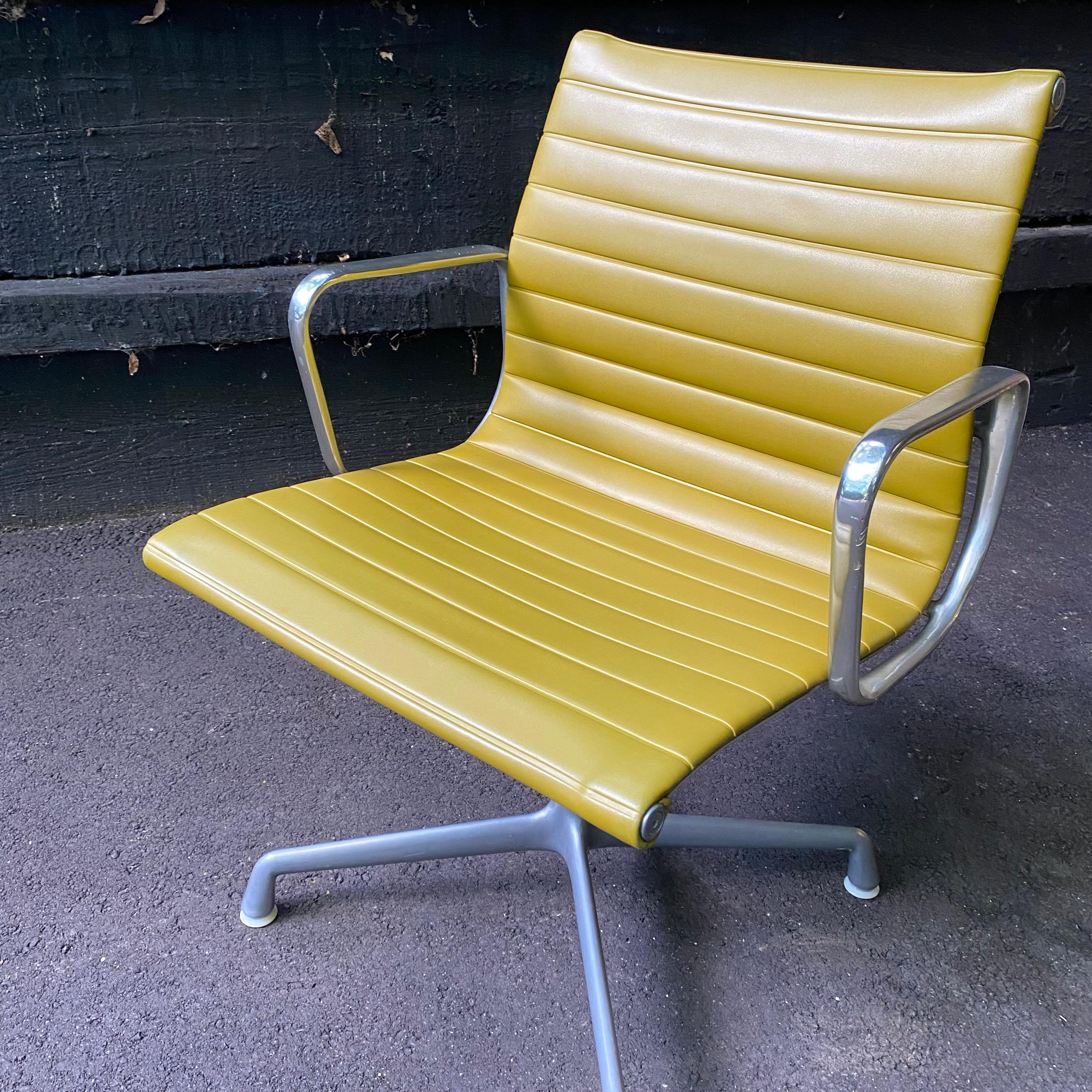 Charles and Ray Eames for Herman Miller Green Aluminum Group Office Chair In Good Condition In Munroe Falls, OH
